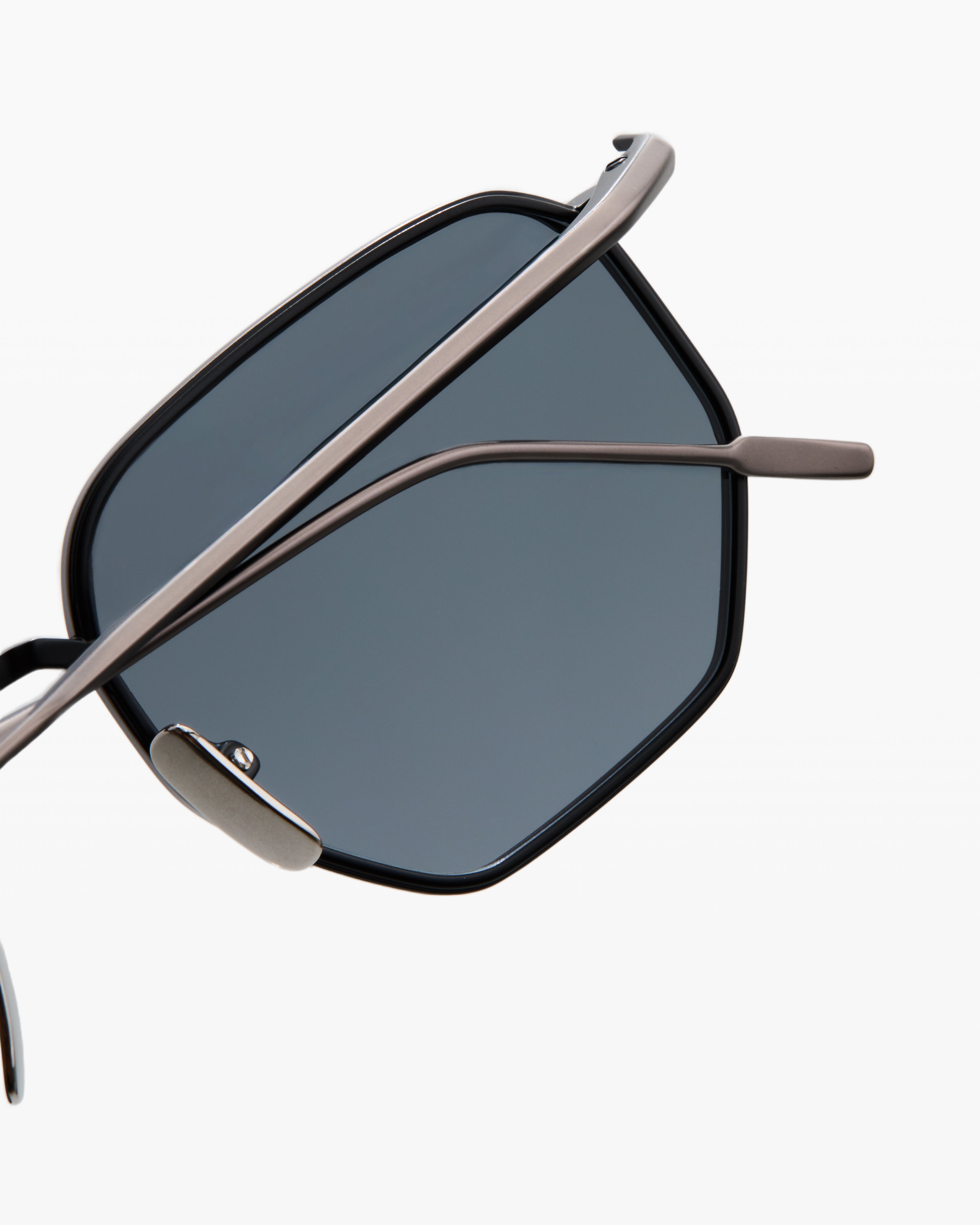 jimmy-fairly-la-isha-lunettes-de-soleil-hexagonales-en-titane-japonais-gunmetal- image 7