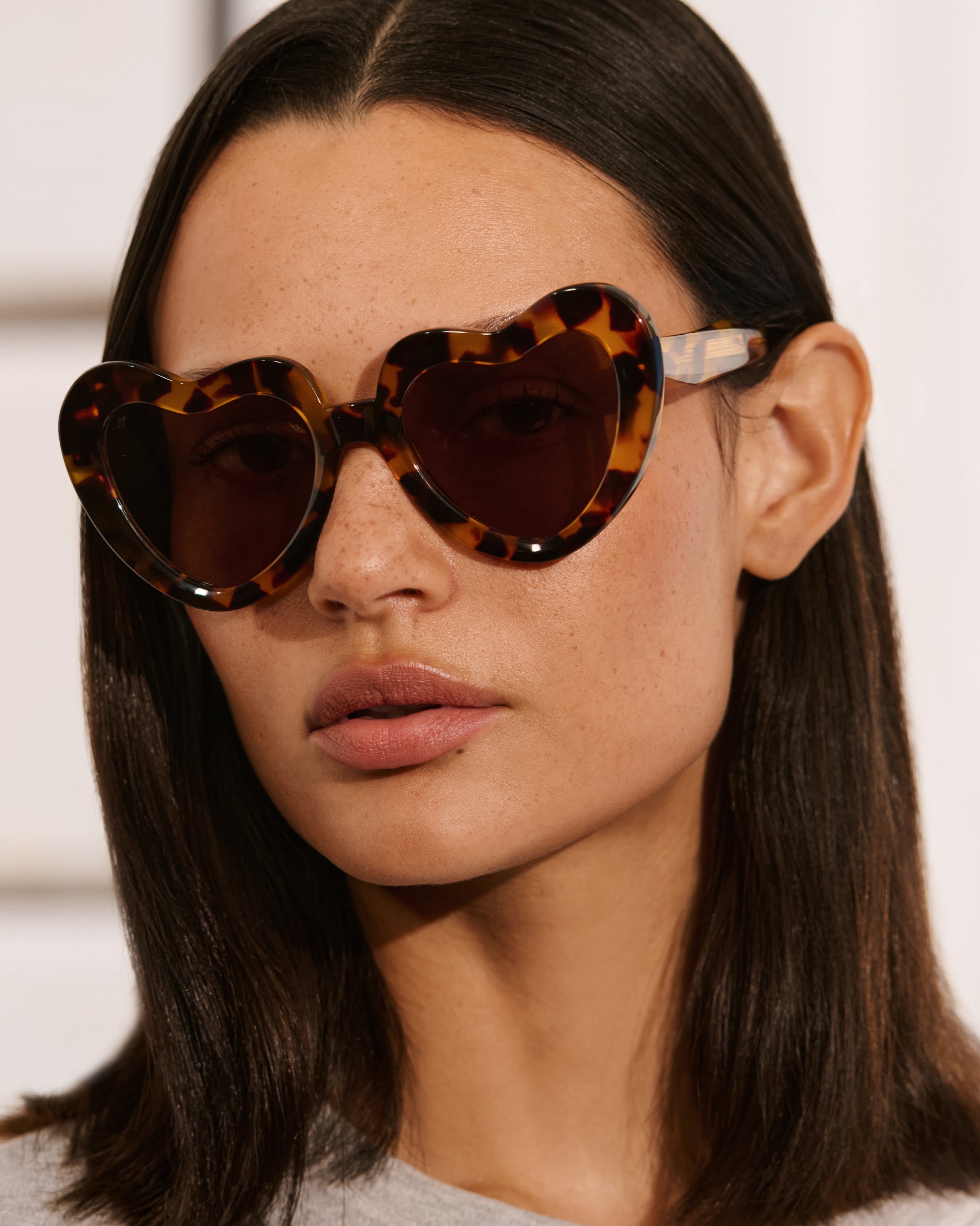 jimmy-fairly-la-coeur-lunettes-de-soleil-coeur-oversize-femme-caille image 3