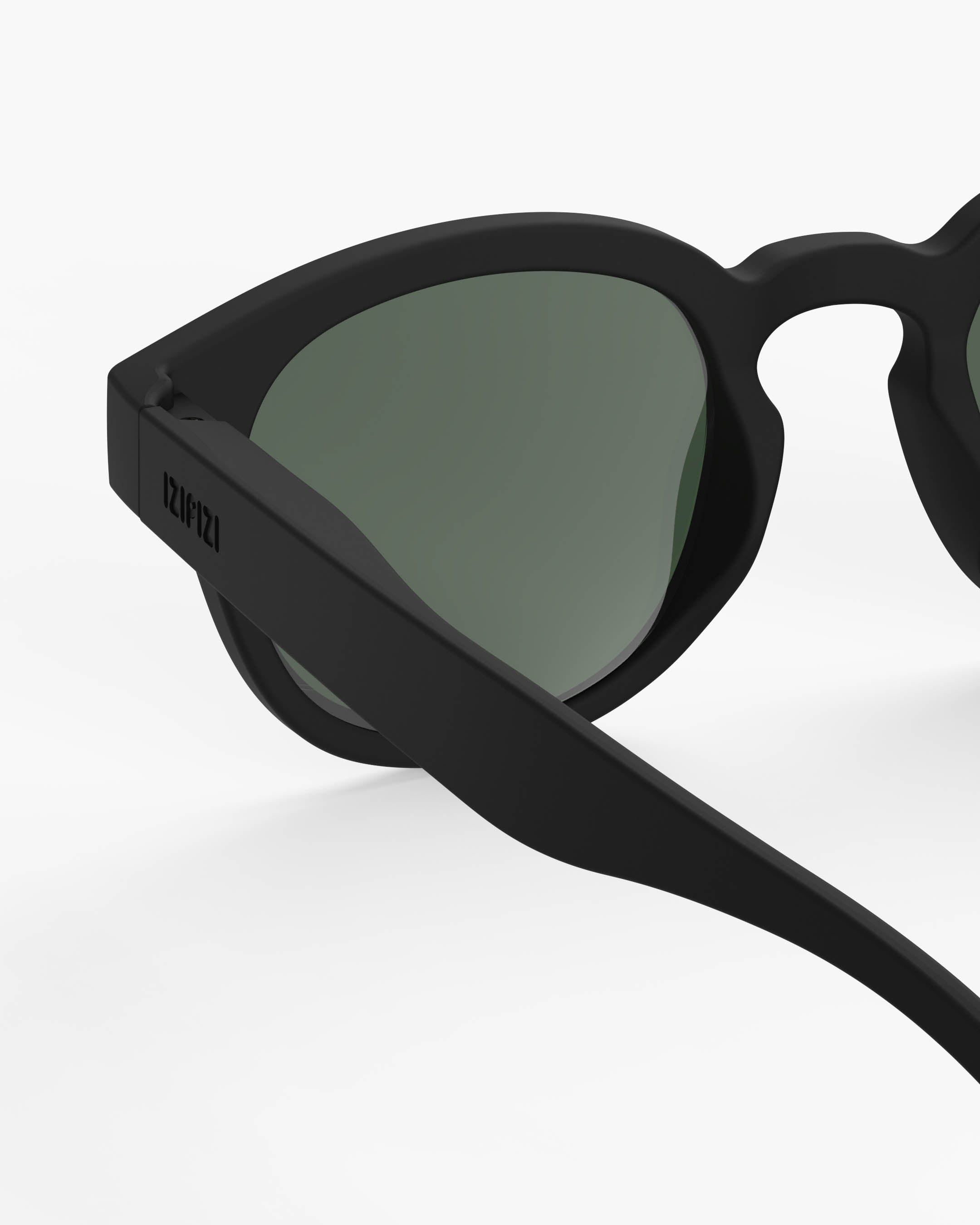 izipizi-child-c-black-polarized-lunettes-de-soleil-enfant-biosourc-es-verres-pol image 4