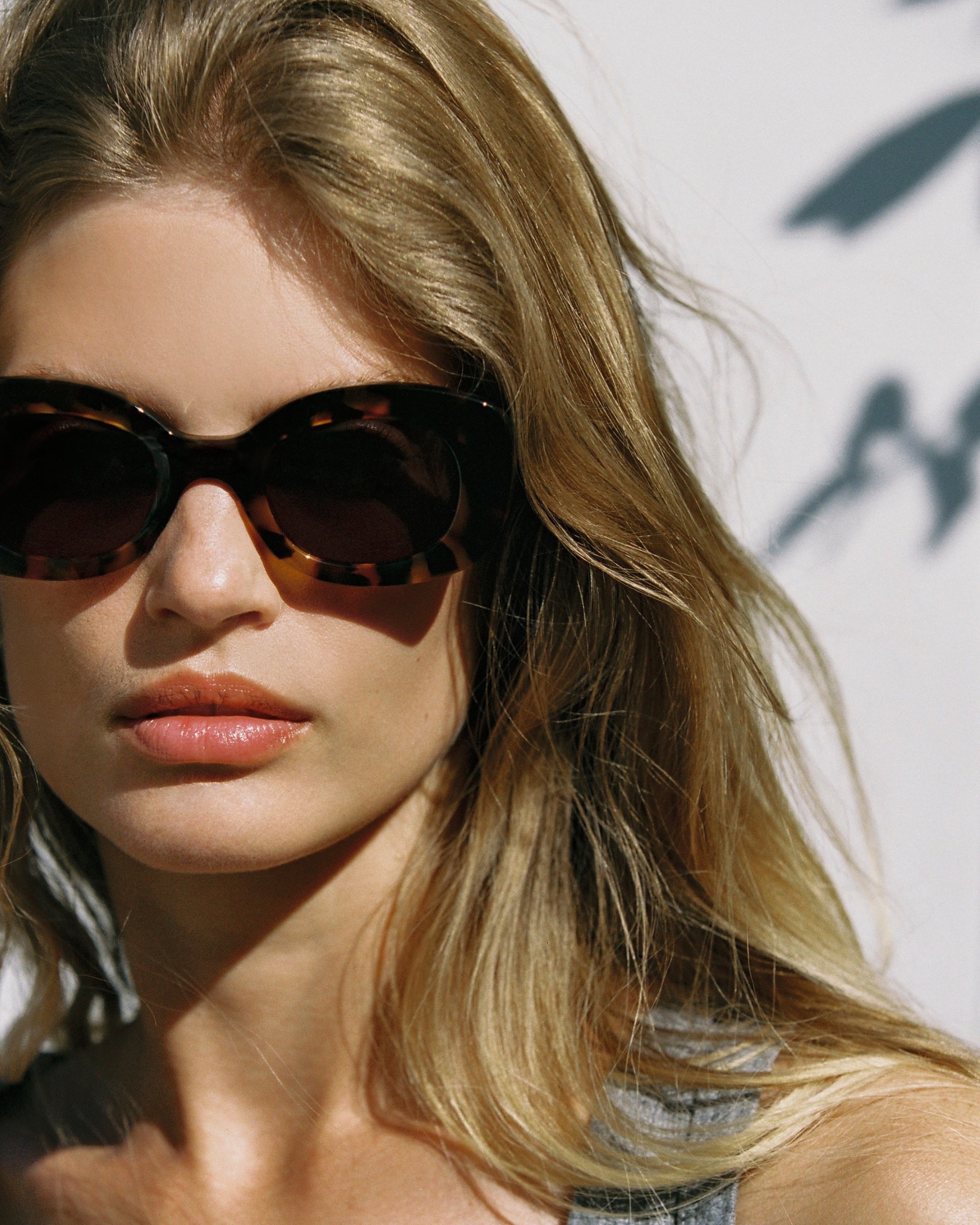 jimmy-fairly-la-cinnamon-lunettes-de-soleil-ovales-femme-caille-fonc-e image 3