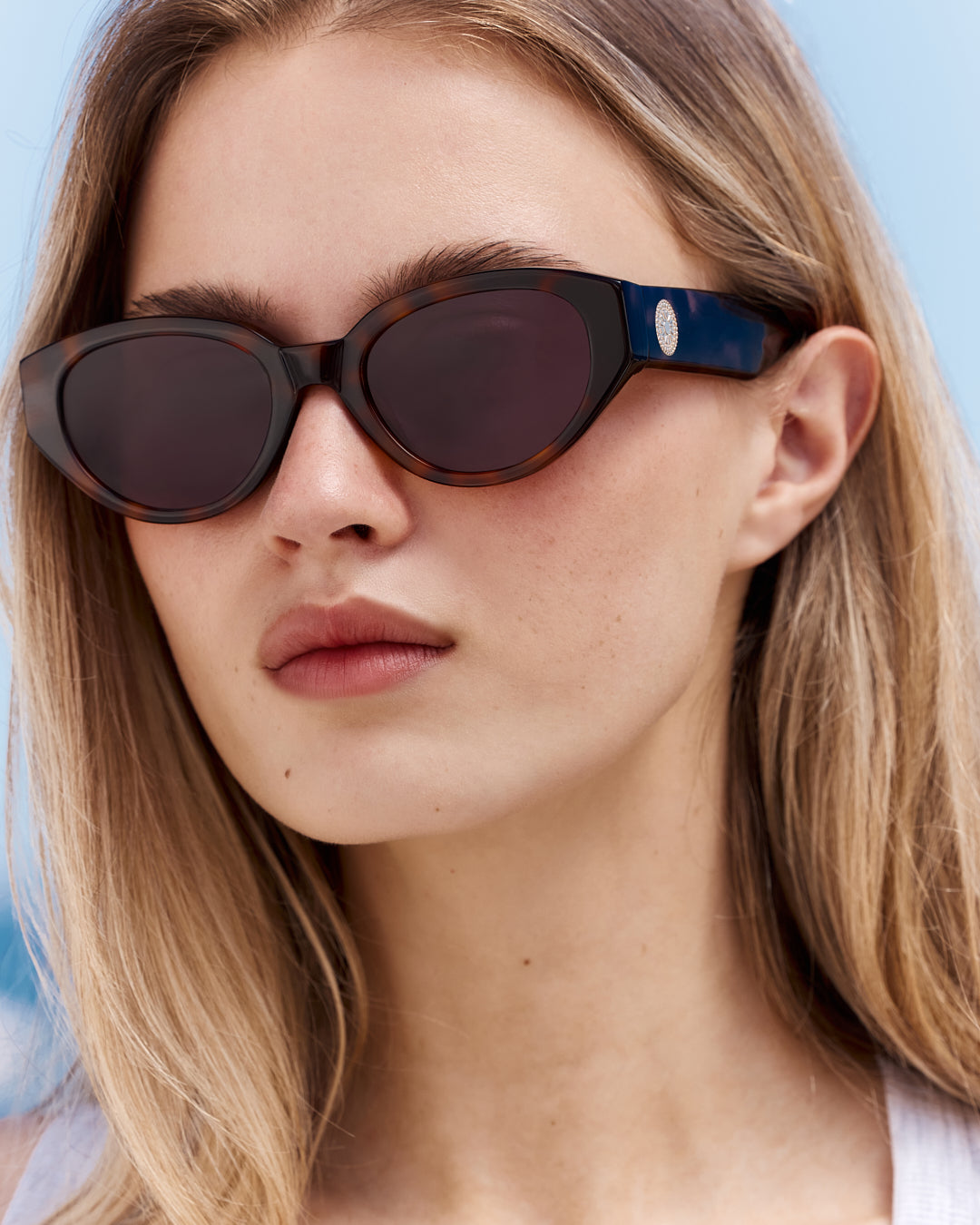 jimmy-fairly-la-meli-icons-lunettes-de-soleil-papillon-en-ac-tate-m-daillon-dor image 2