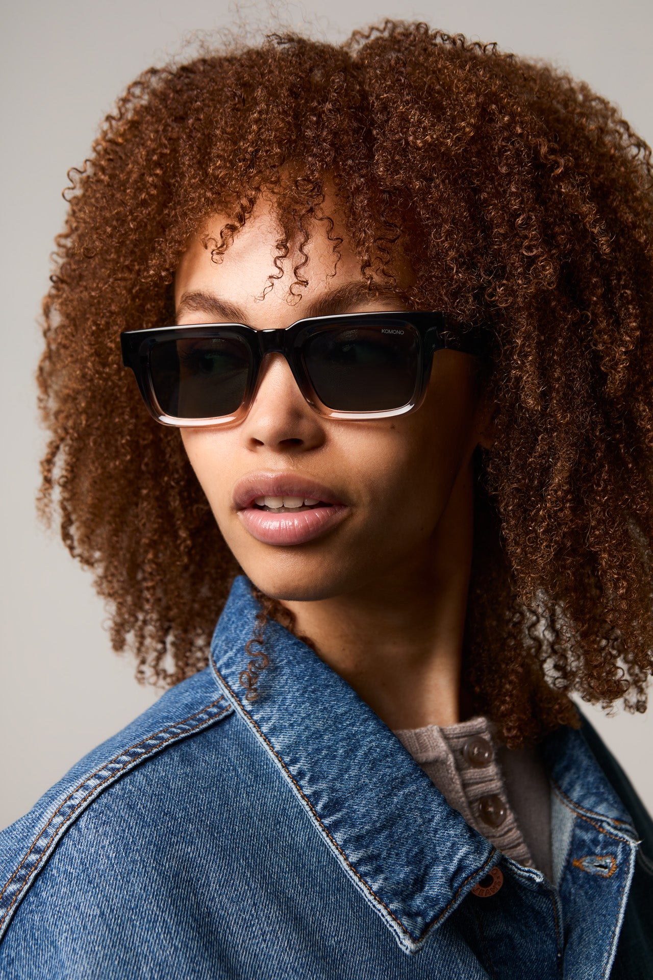 lunettes-de-soleil-komono-victor-atlantic-sunset-carr-es-large-bio-nylon image 4