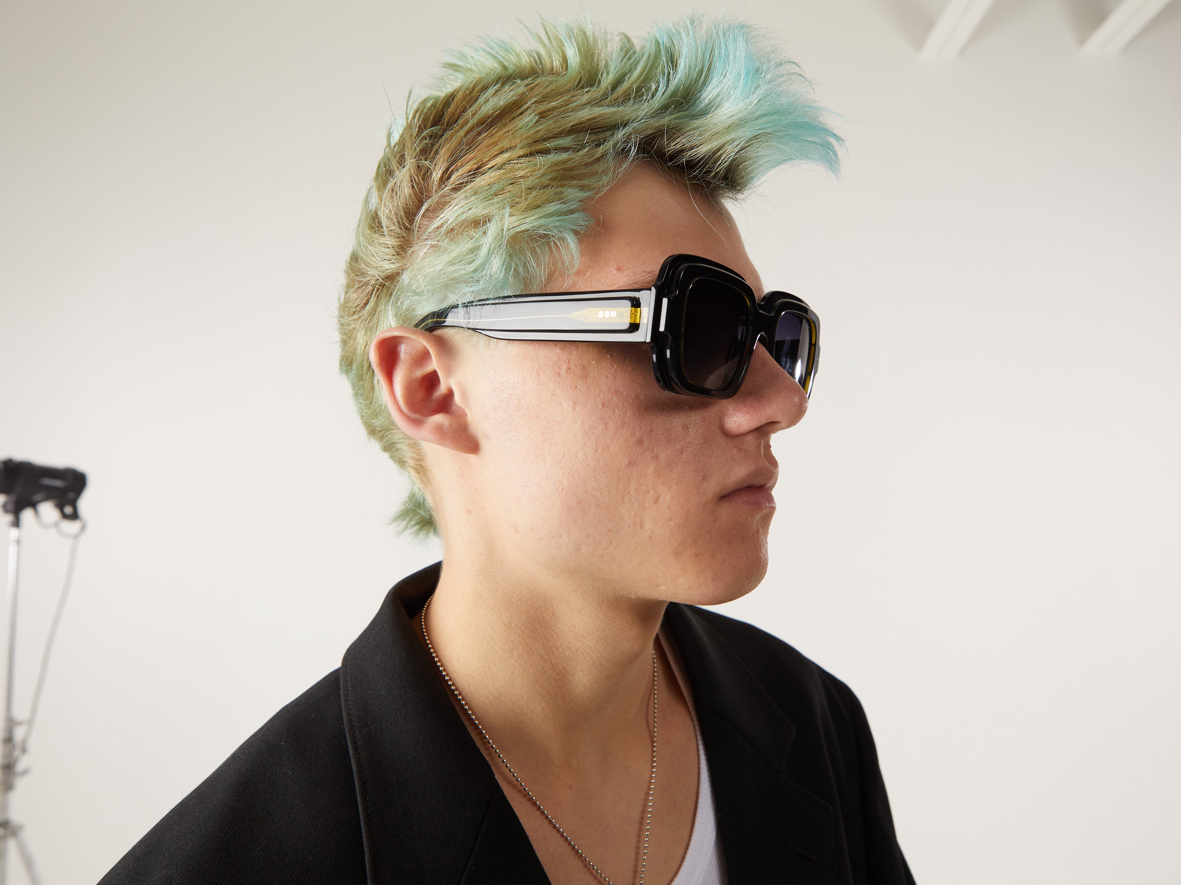komono-victoria-lebrun-black-sage-lunettes-de-soleil-rectangulaires-oversize-col image 4
