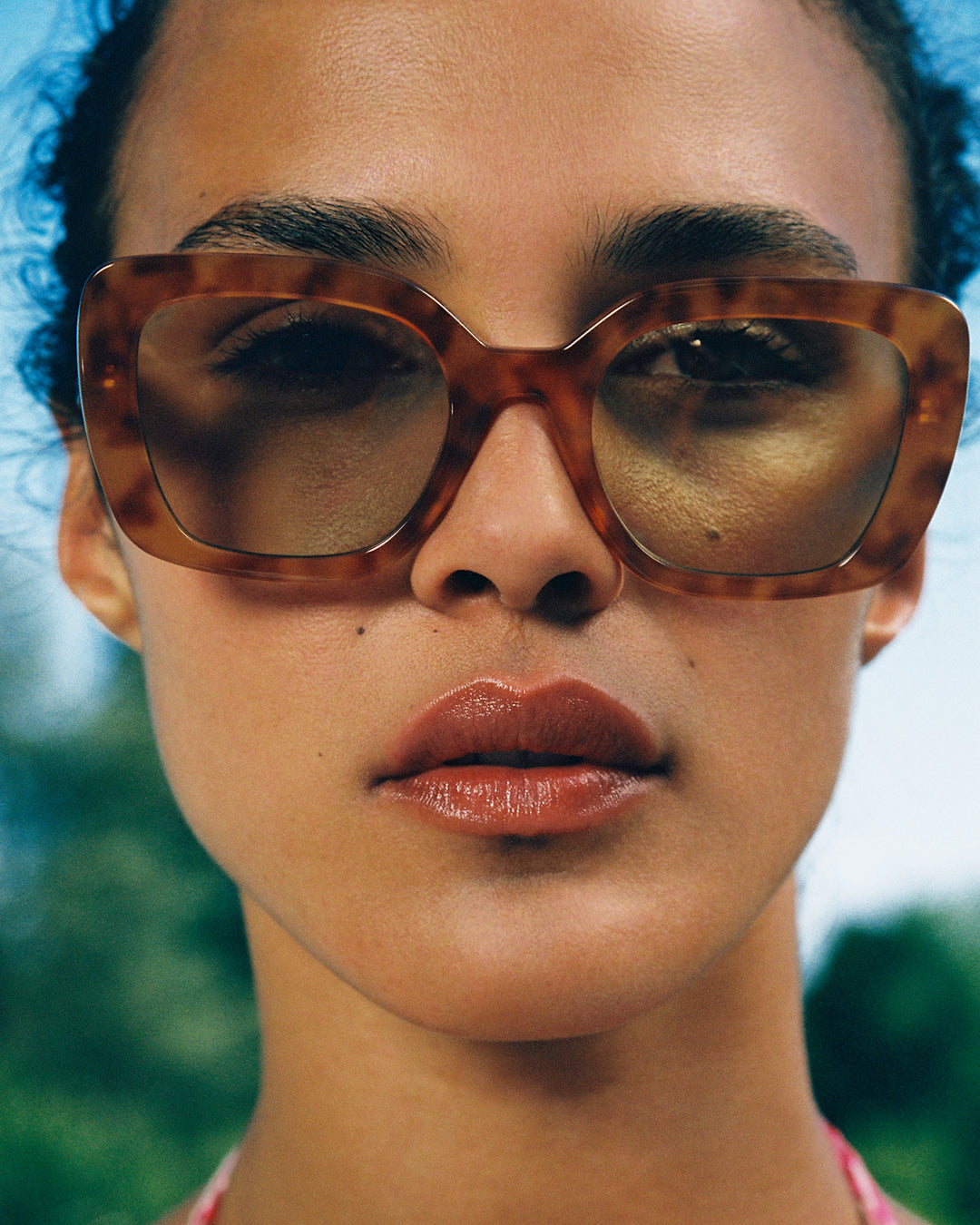 jimmy-fairly-la-amaya-lunettes-de-soleil-papillon-oversize-caille-claire image 2