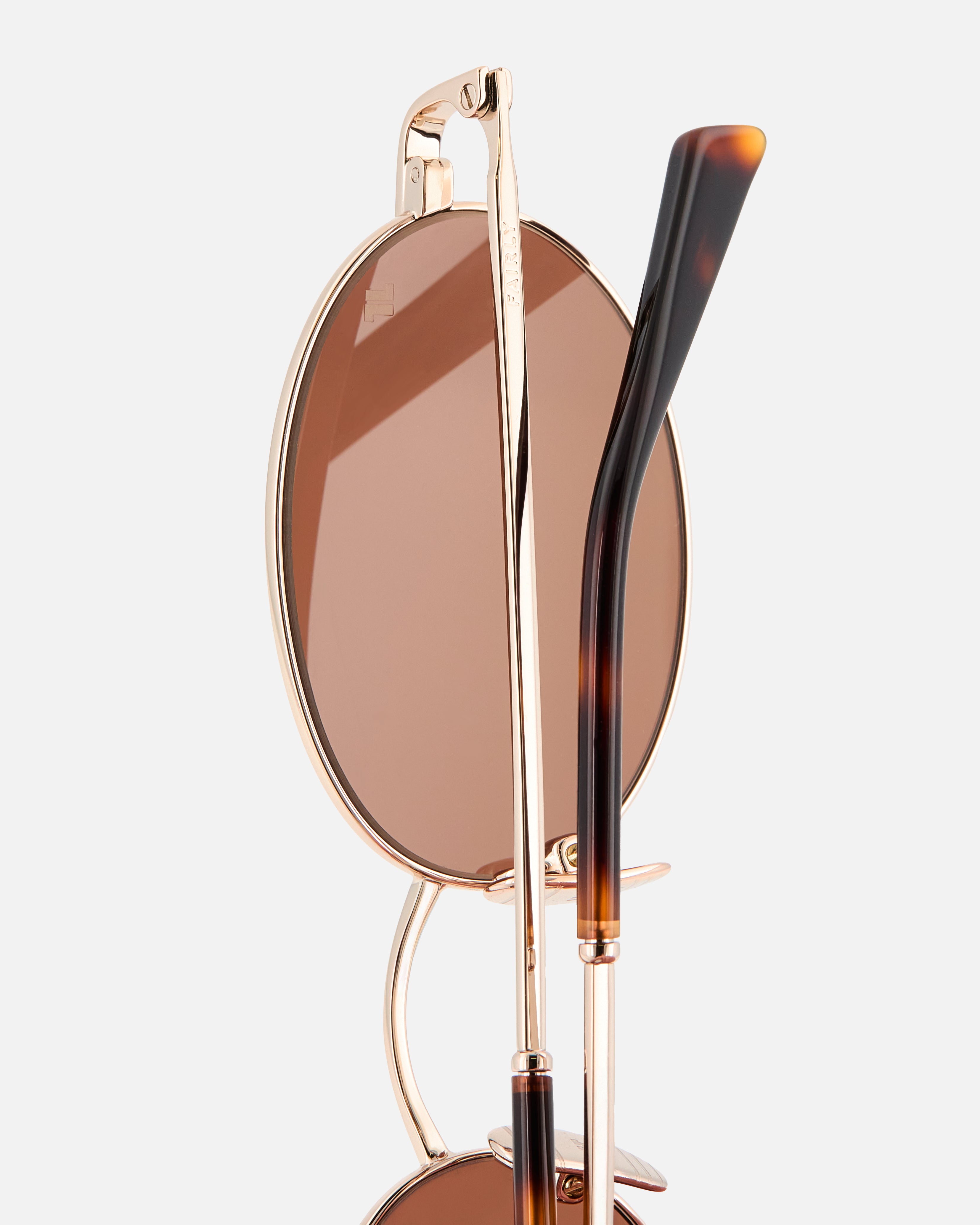 jimmy-fairly-la-elvie-lunettes-de-soleil-ovales-en-acier-inoxydable-dor-cat-gori image 5