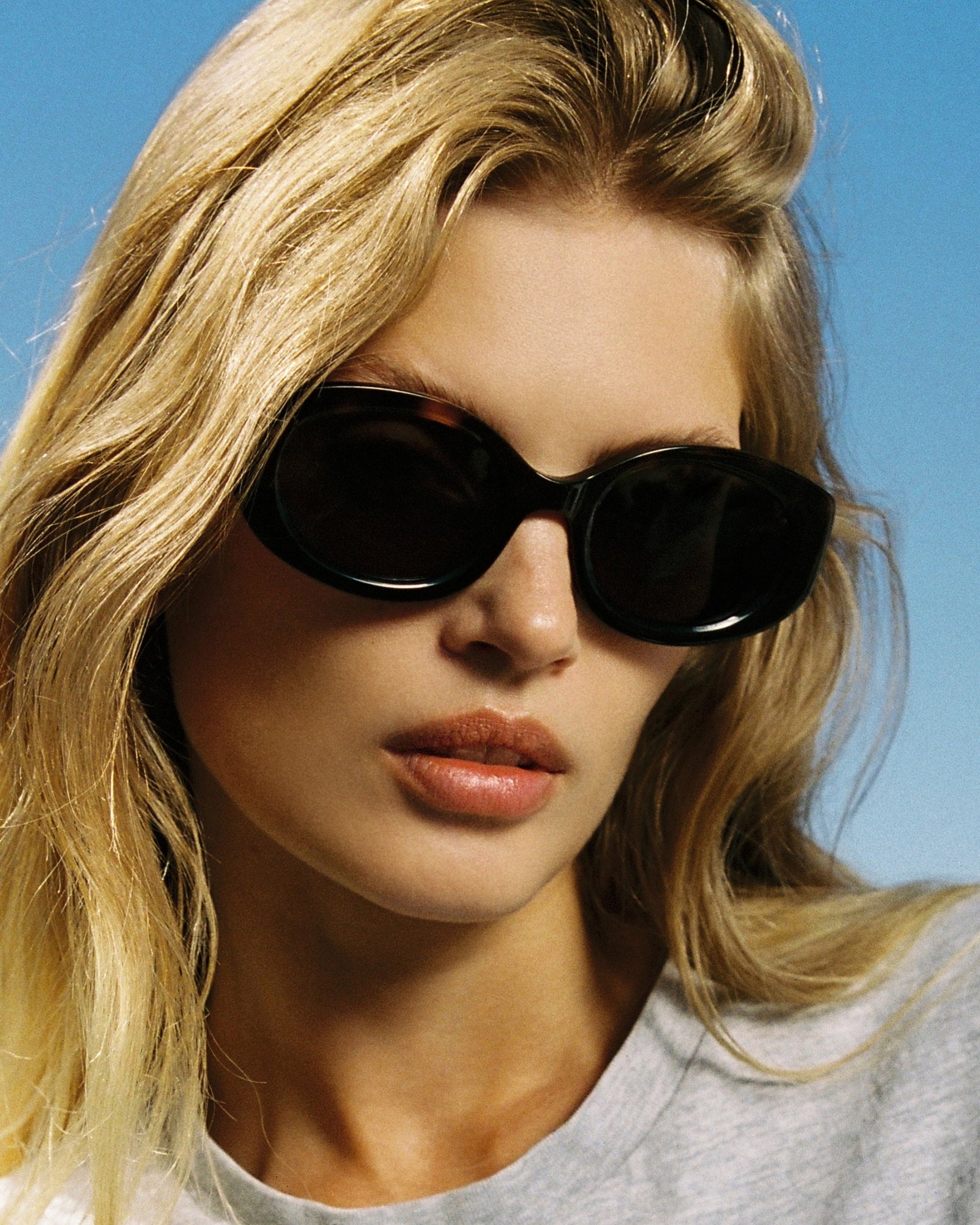 jimmy-fairly-la-sienna-lunettes-de-soleil-ovales-en-ac-tate-noires-m-daillon-dor image 4