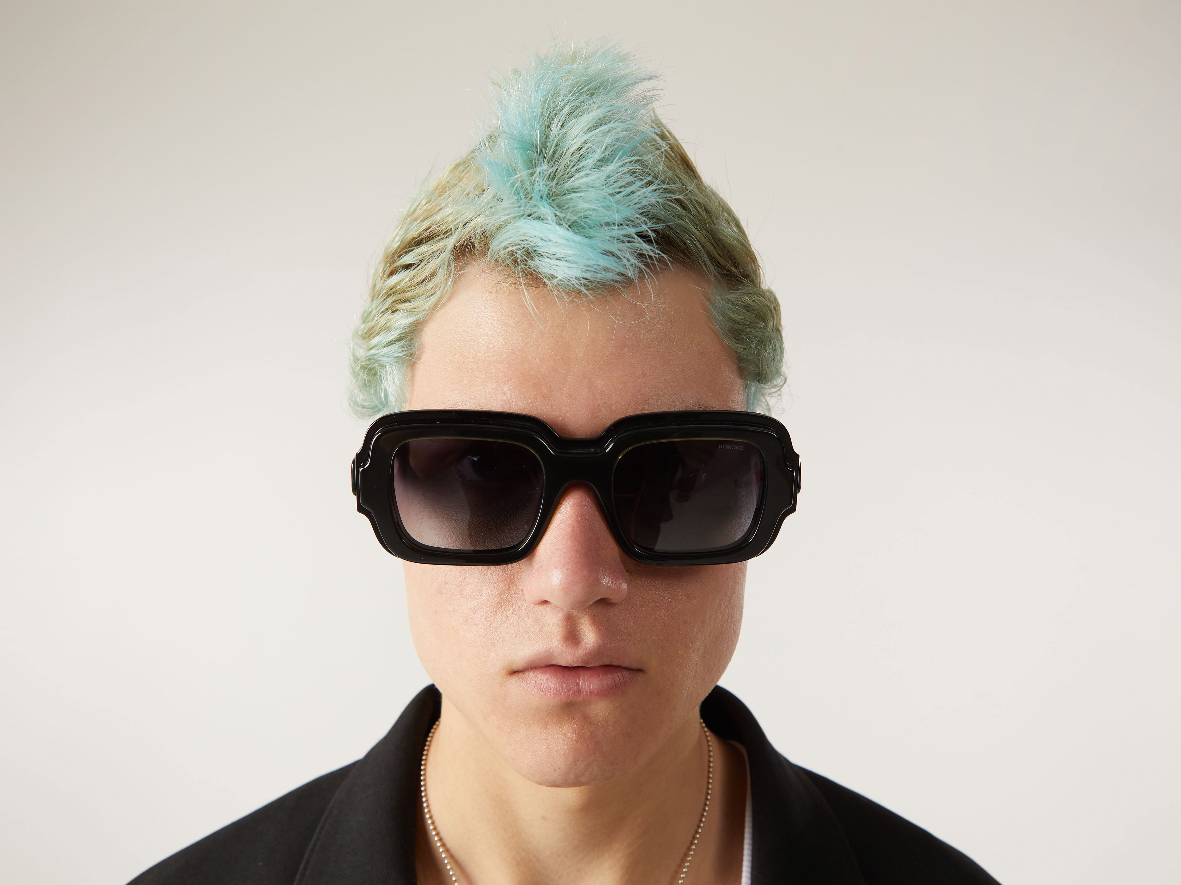 komono-victoria-lebrun-black-sage-lunettes-de-soleil-rectangulaires-oversize-col image 3