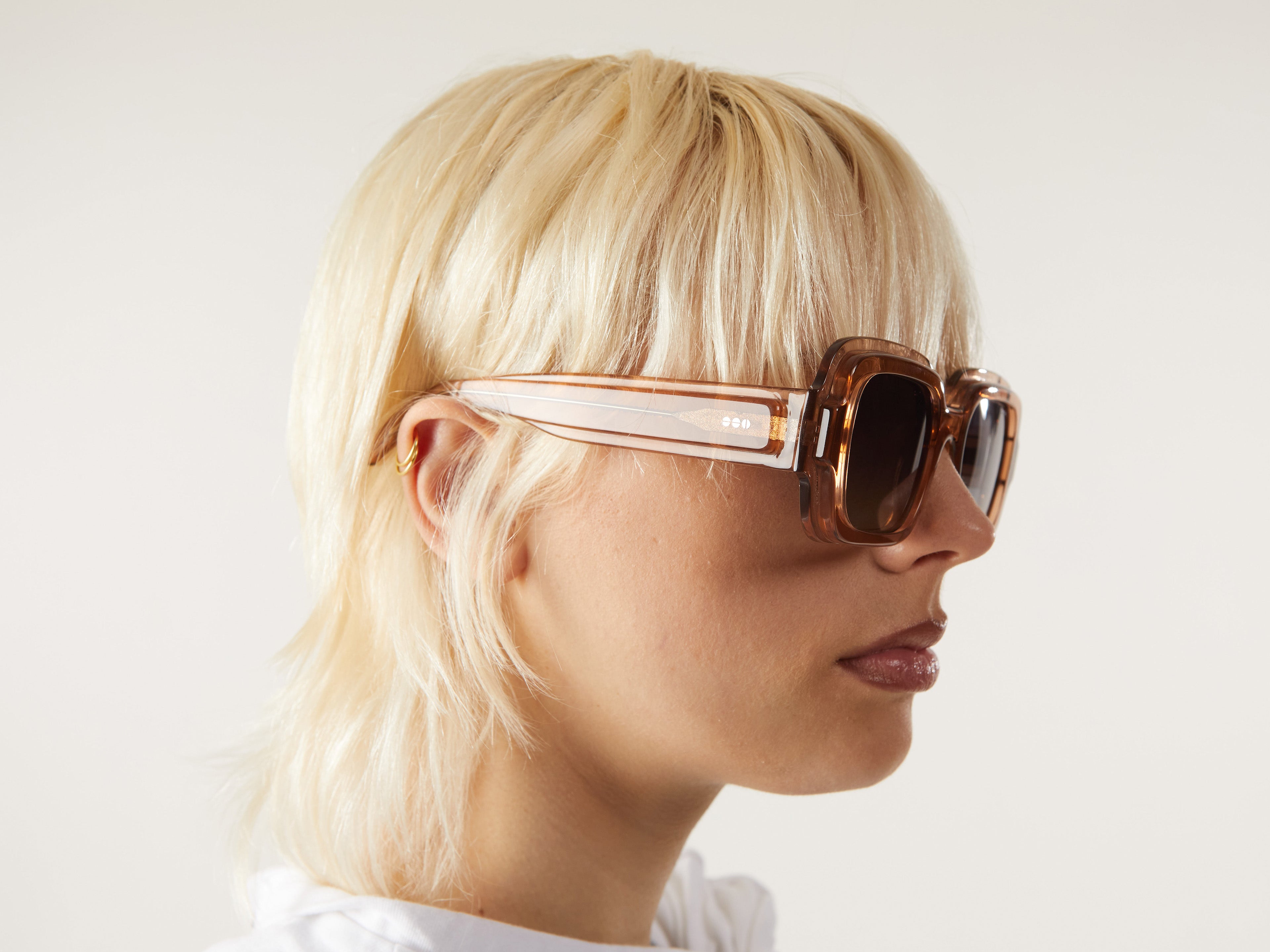 komono-victoria-lebrun-rose-lunettes-de-soleil-rectangulaires-oversize-transluci image 5