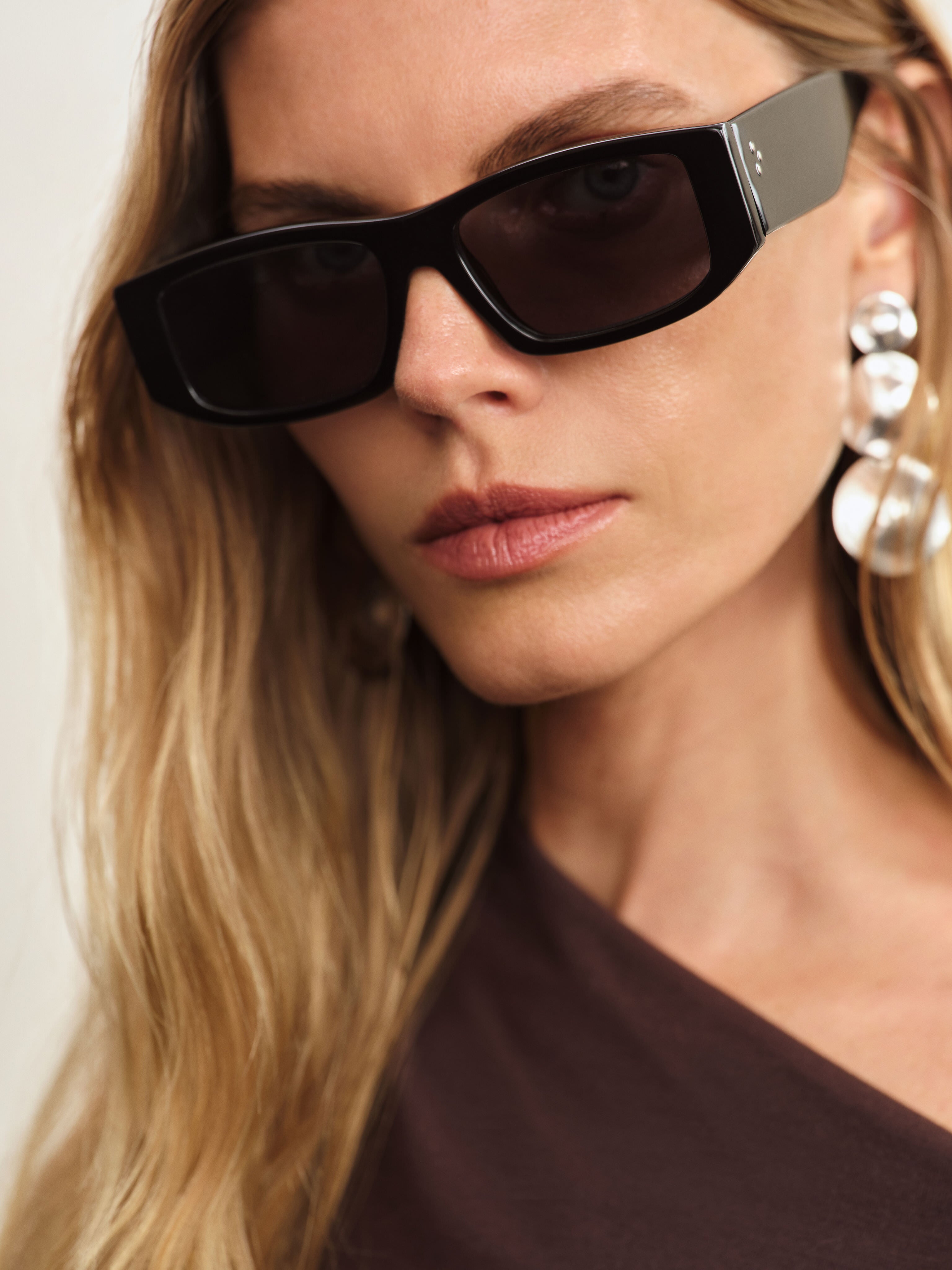 jimmy-fairly-la-anna-lunettes-de-soleil-femme-noire-rectangulaire-oversize image 2