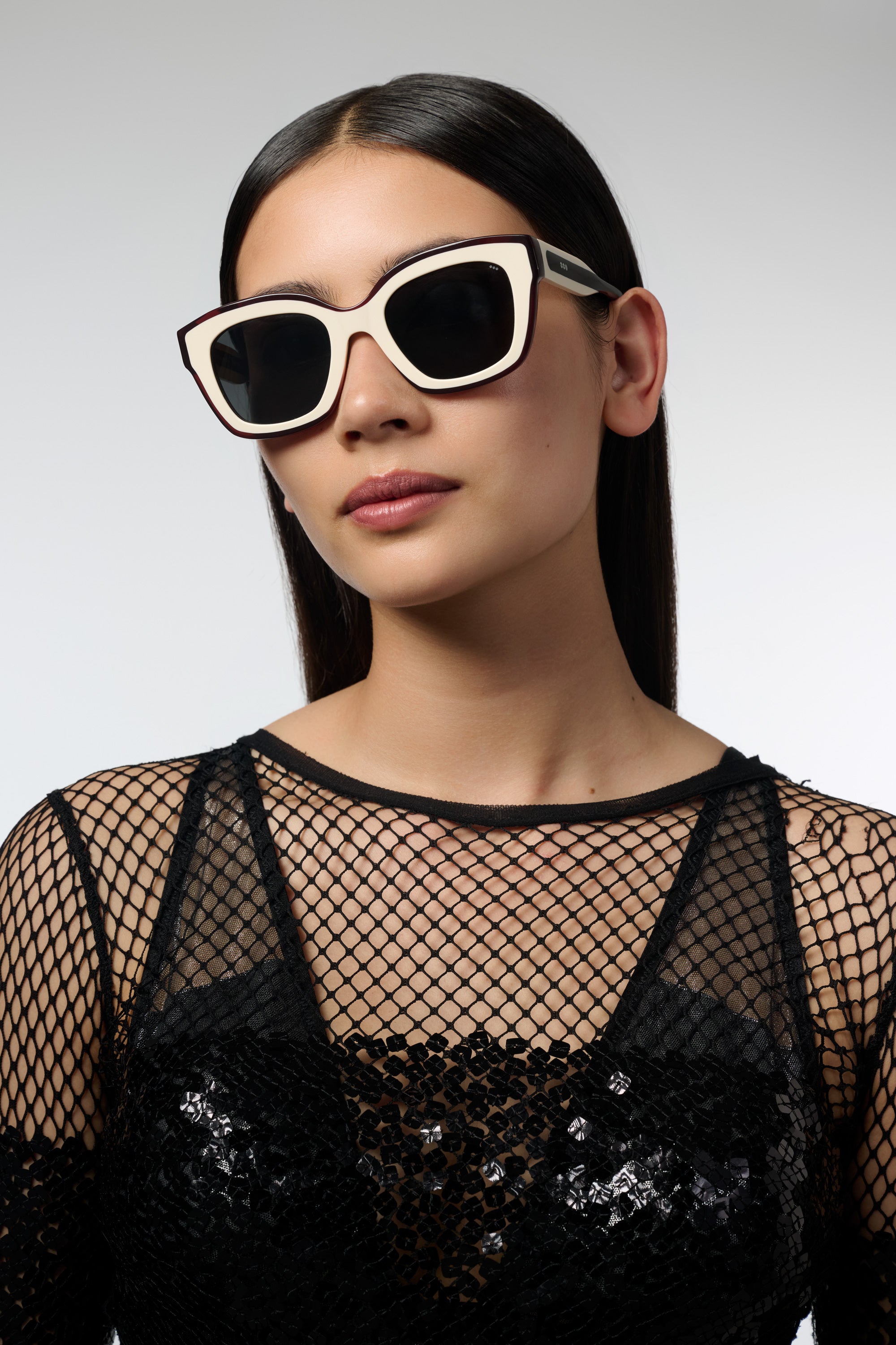 komono-tessa-cola-cream-lunettes-de-soleil-de-la-collection-next image 5