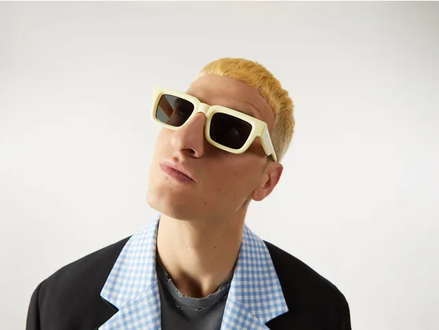 komono-victor-butter-lunettes-de-soleil-carr-es-en-bio-nylon-verres-jaunes-grand image 1