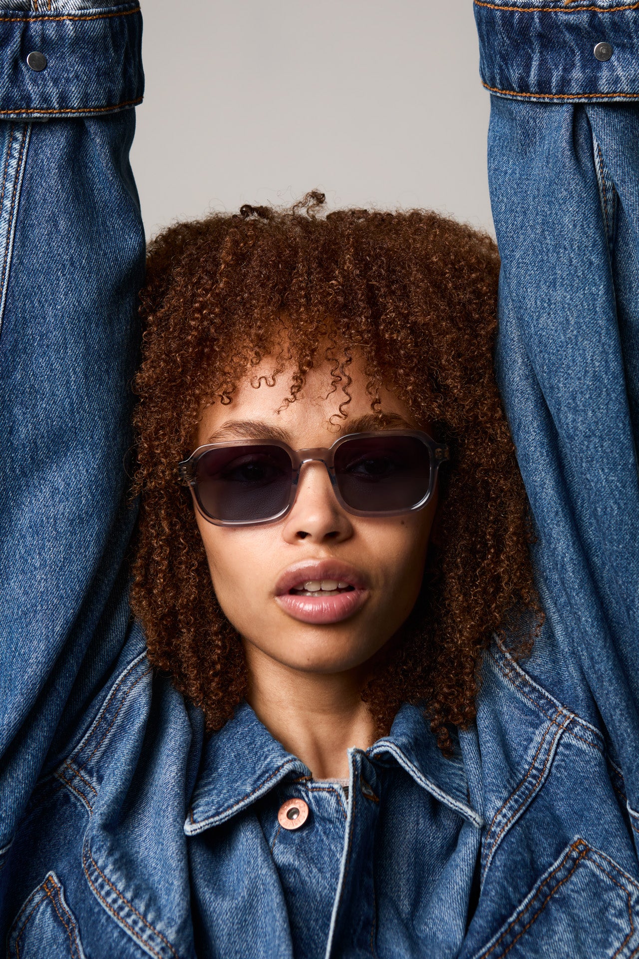 komono-romeo-shadow-asphalt-lunettes-de-soleil-rectangulaires-polaris-es image 5