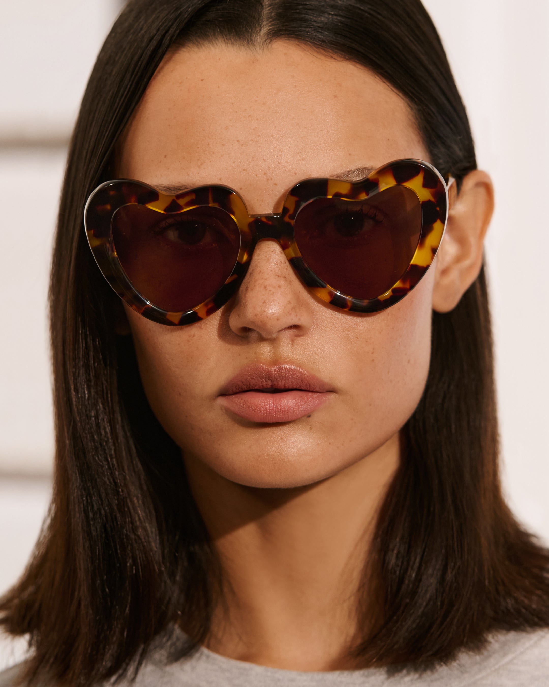 jimmy-fairly-la-coeur-lunettes-de-soleil-coeur-oversize-femme-caille image 4