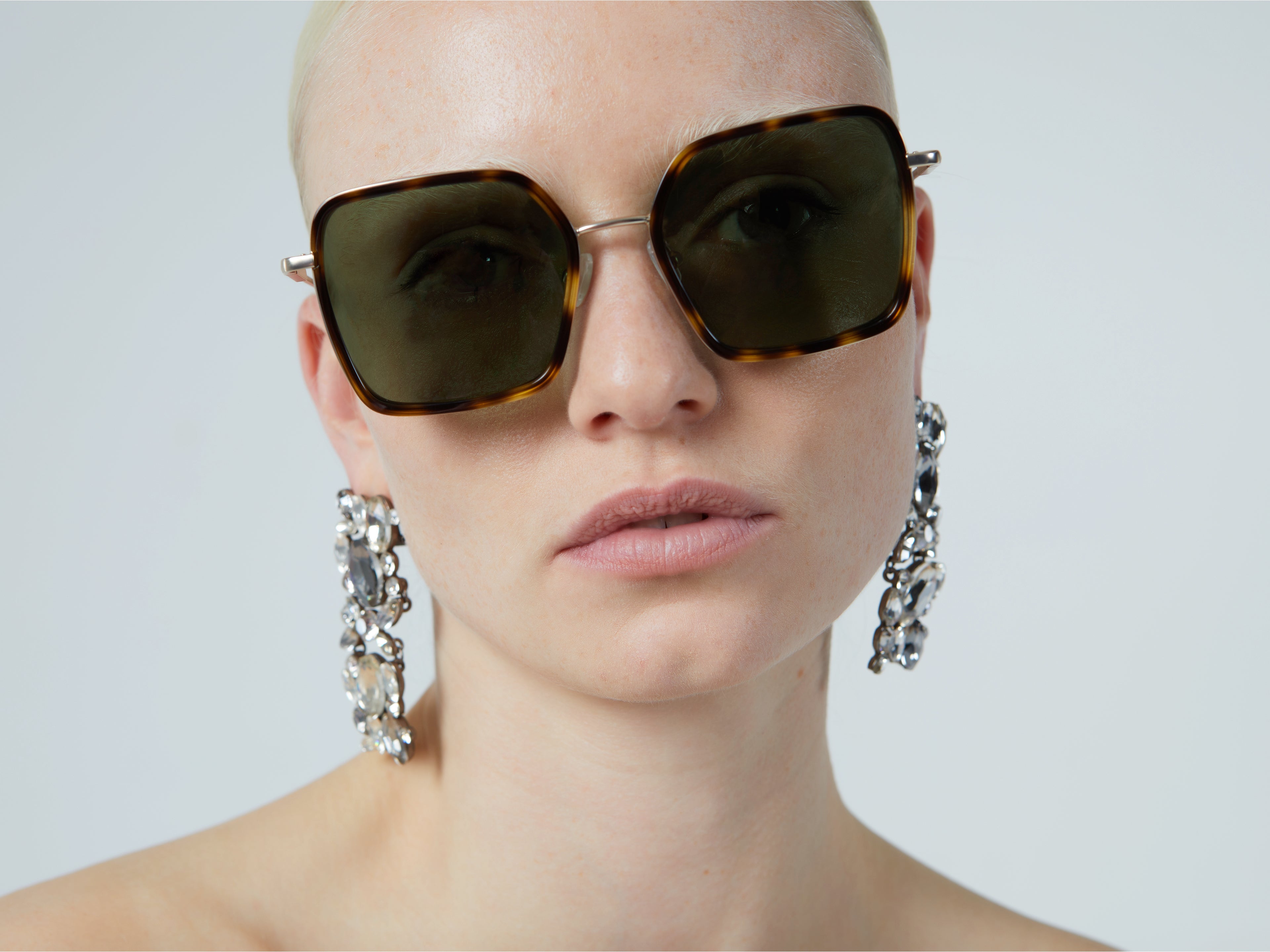 komono-audrey-white-gold-havana-lunettes-de-soleil-femme-acier-inoxydable-et-ac- image 3