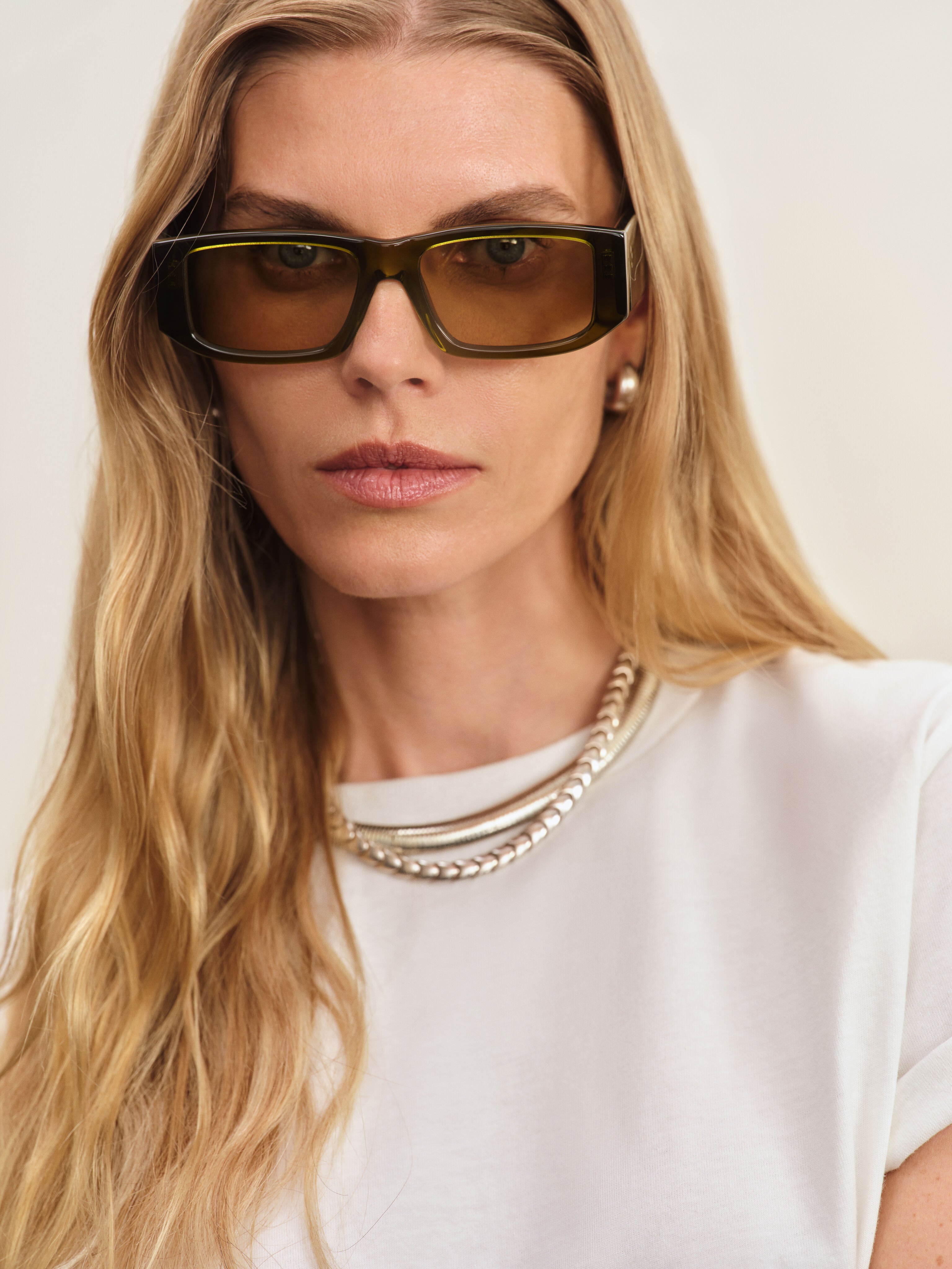 jimmy-fairly-la-anna-x-reformation-lunettes-de-soleil-carr-es-oversize-vertes-en image 3
