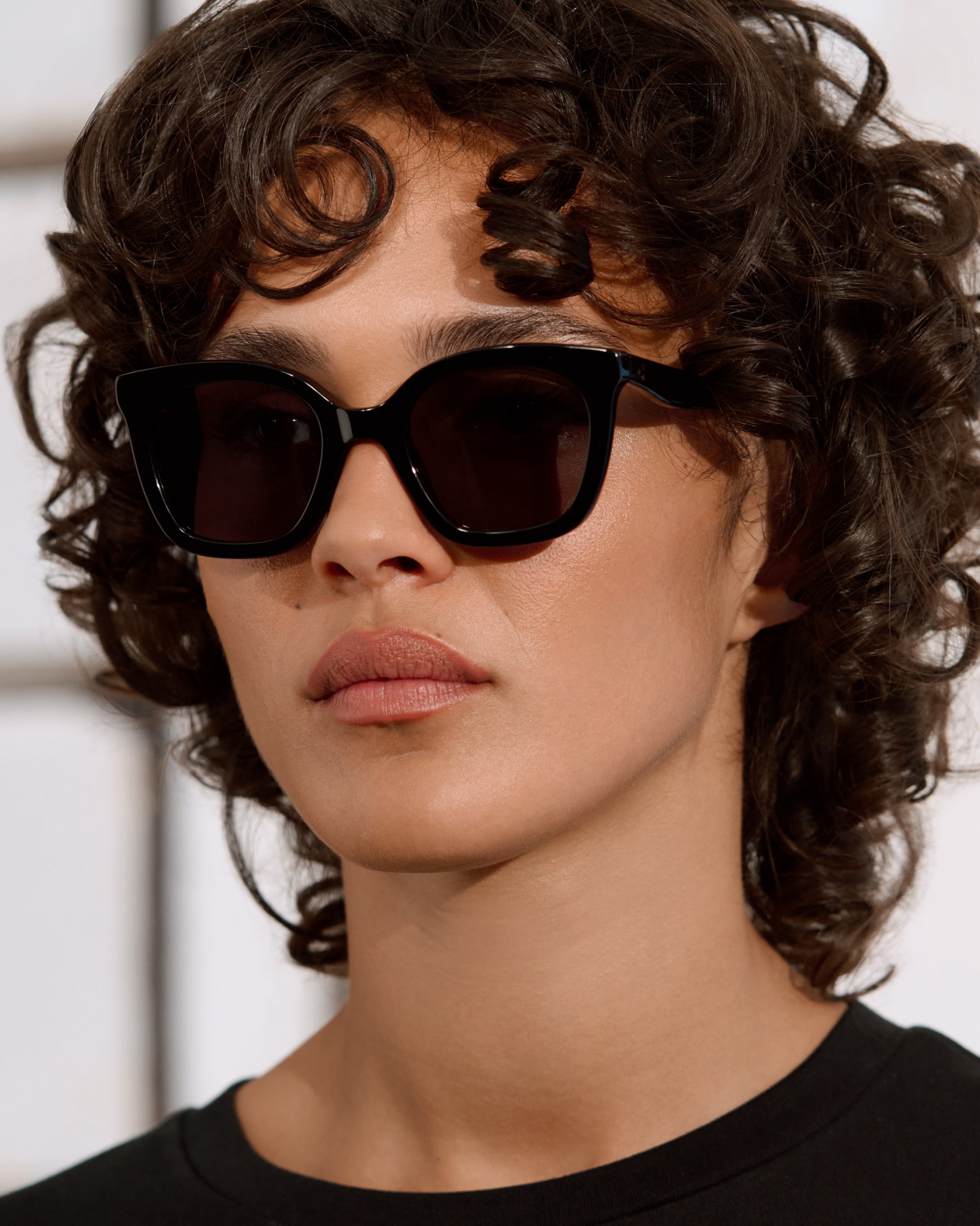 jimmy-fairly-la-iria-lunettes-de-soleil-carr-e-noire-taille-m-femme image 4