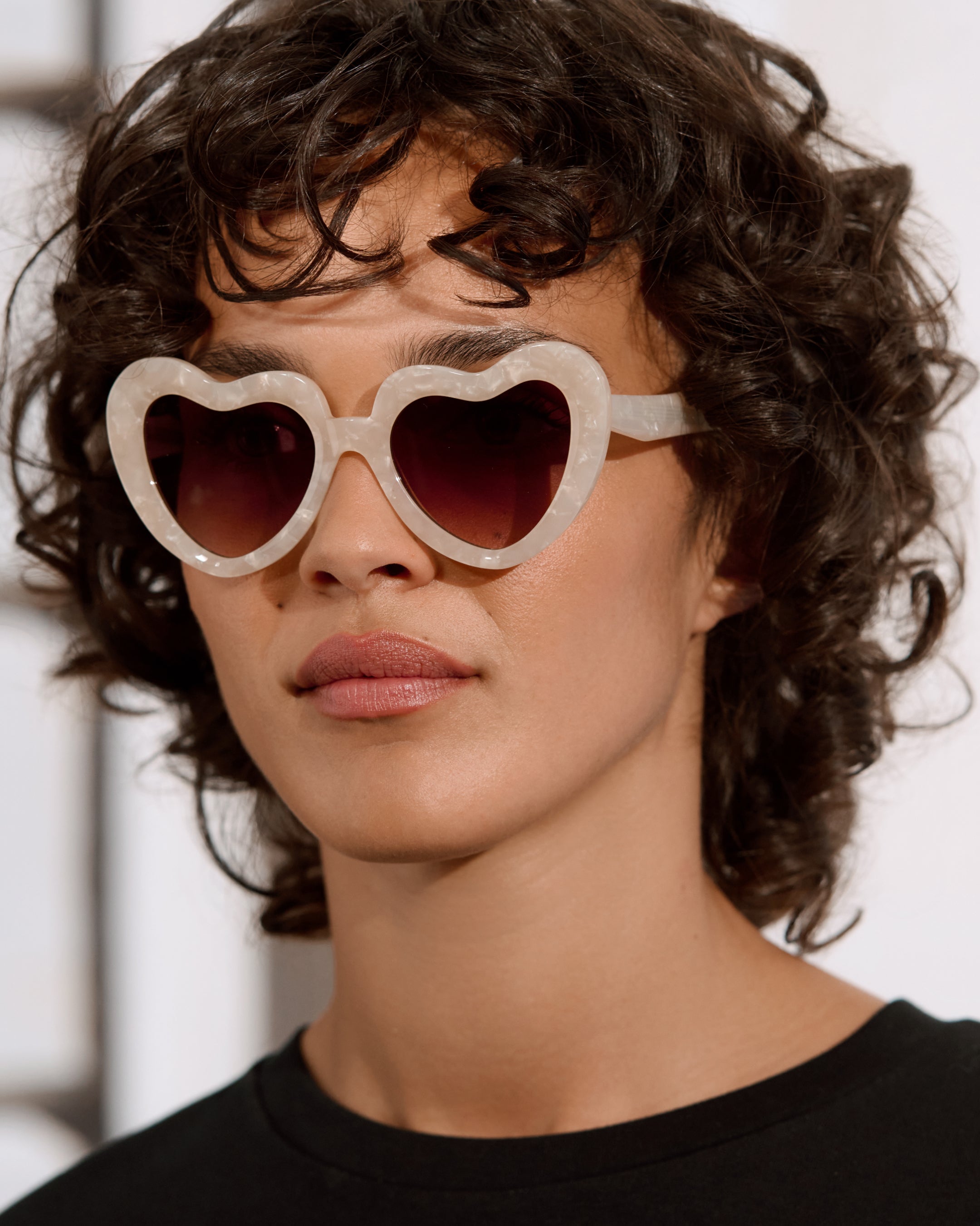 jimmy-fairly-la-coeur-lunettes-de-soleil-coeur-oversize-cr-me-m-femme image 4