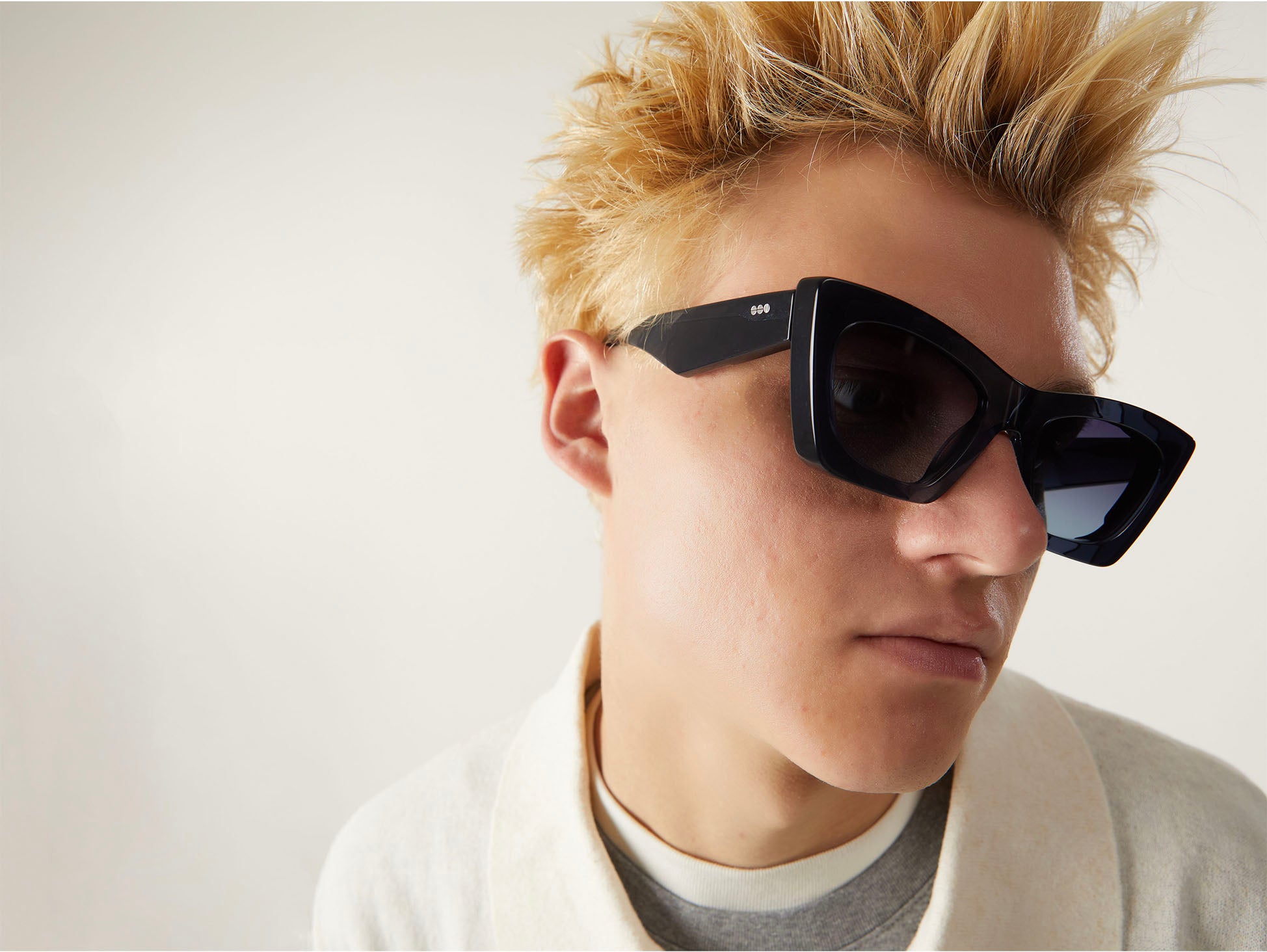 komono-m-yale-shift-lunettes-de-soleil-il-de-chat-tom-eerebout-x-komono image 4