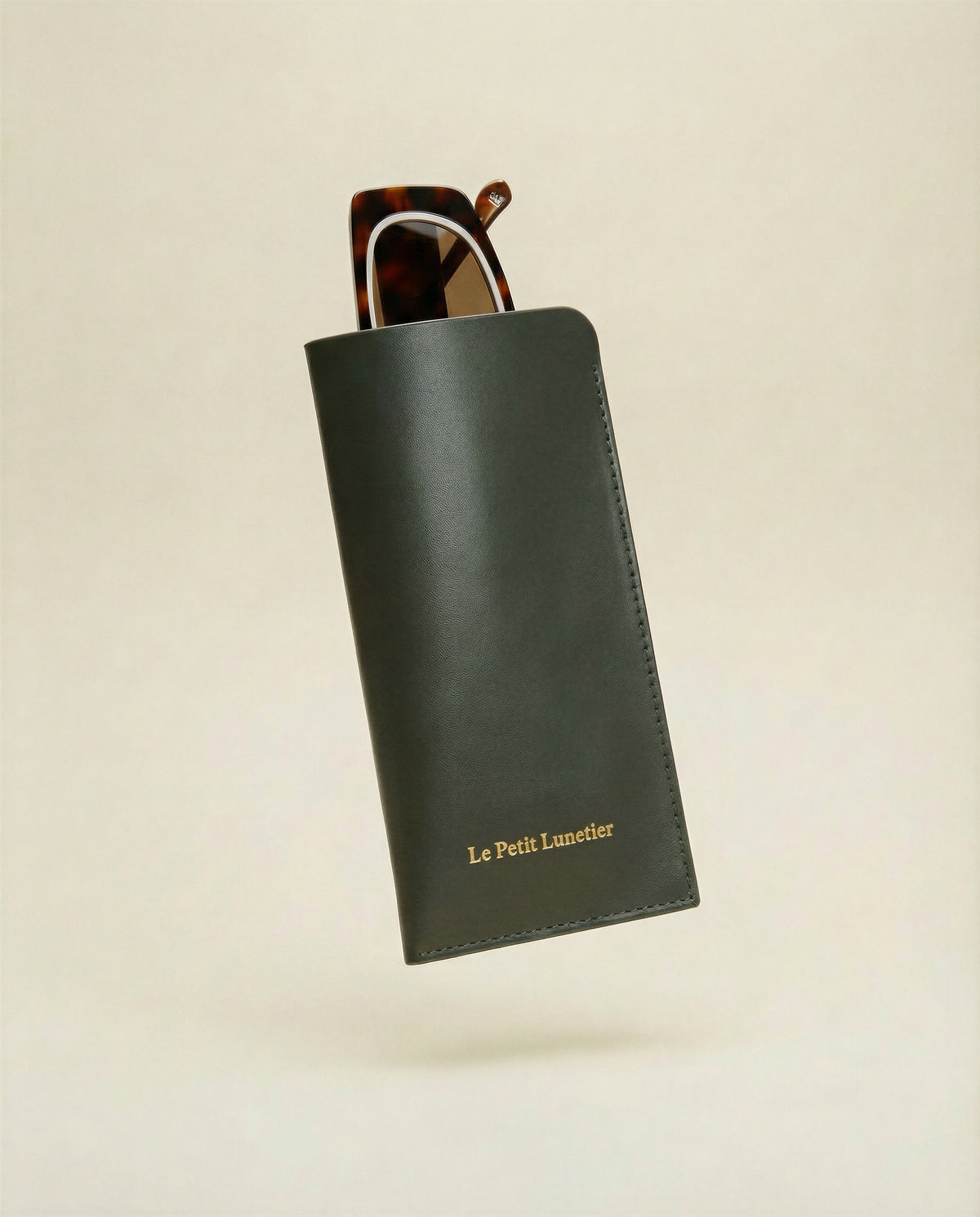 le-petit-lunetier-pochette-en-cuir-verte-spray image 2