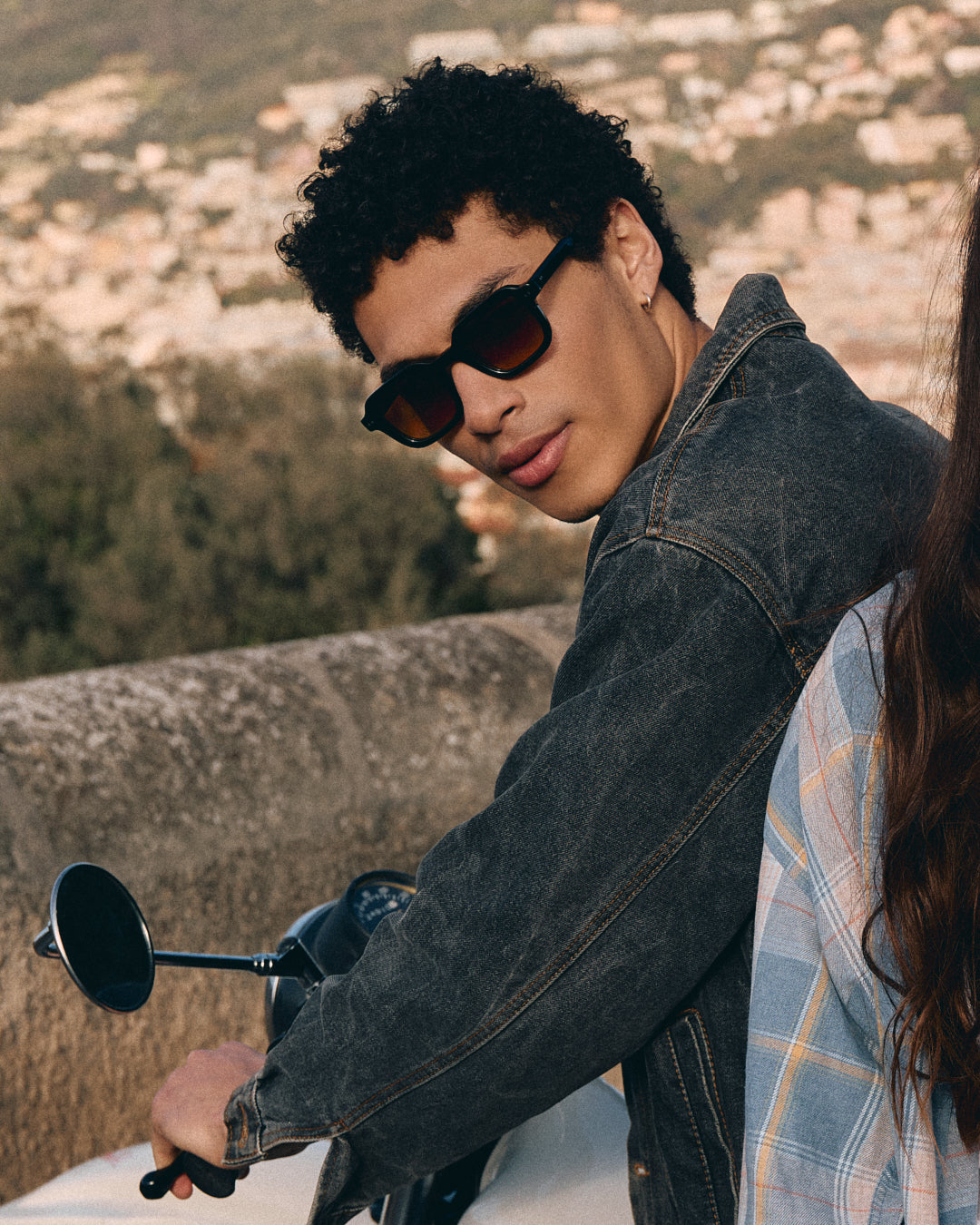 jimmy-fairly-la-etty-lunettes-de-soleil-carr-es-noires-ac-tate image 6