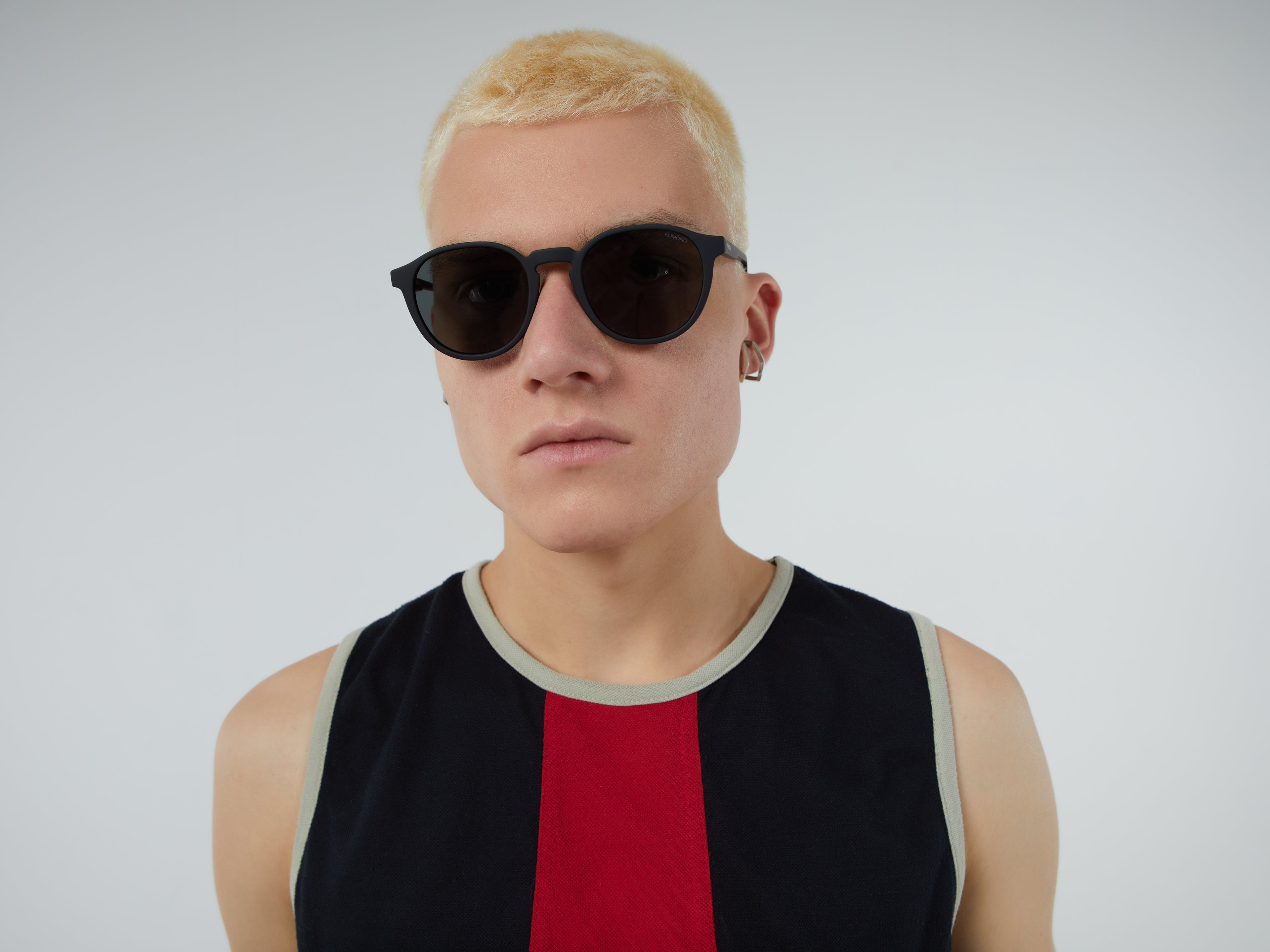 komono-liam-carbon-lunettes-de-soleil-rondes-best-seller image 3