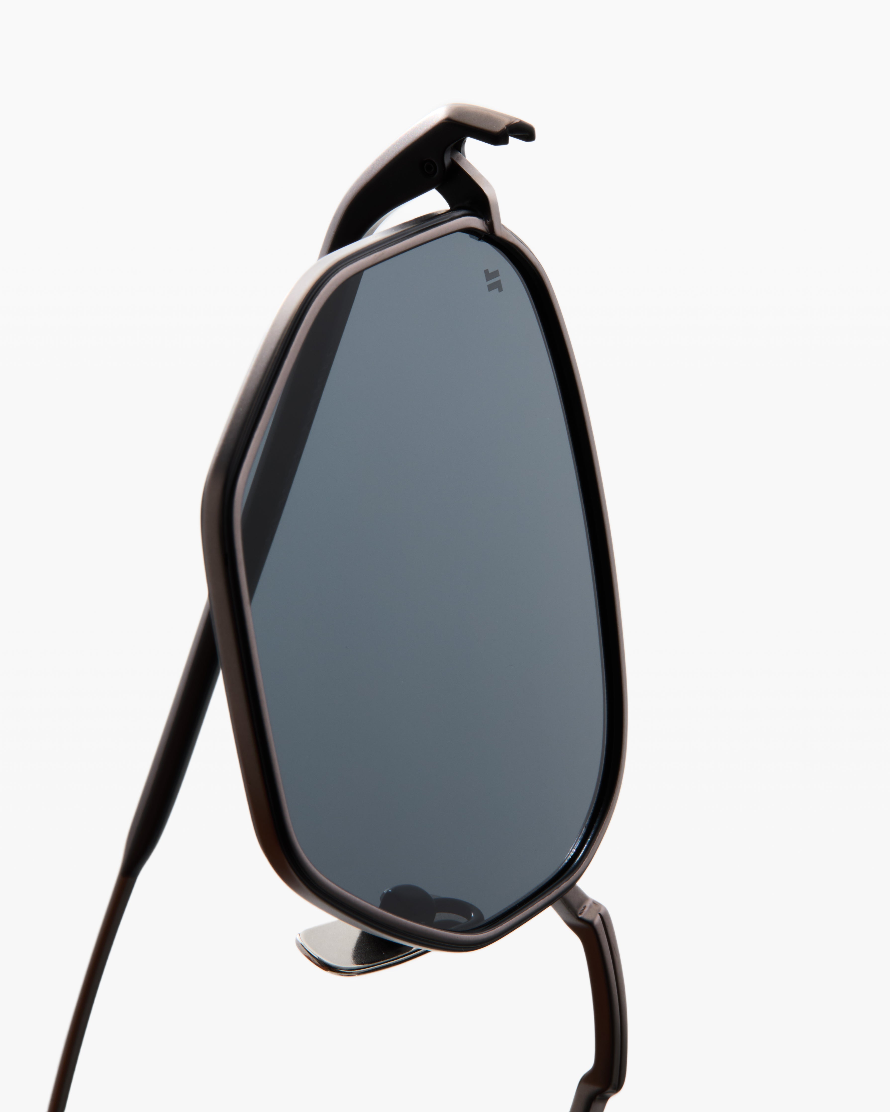 jimmy-fairly-la-isha-lunettes-de-soleil-hexagonales-en-titane-japonais-gunmetal- image 6