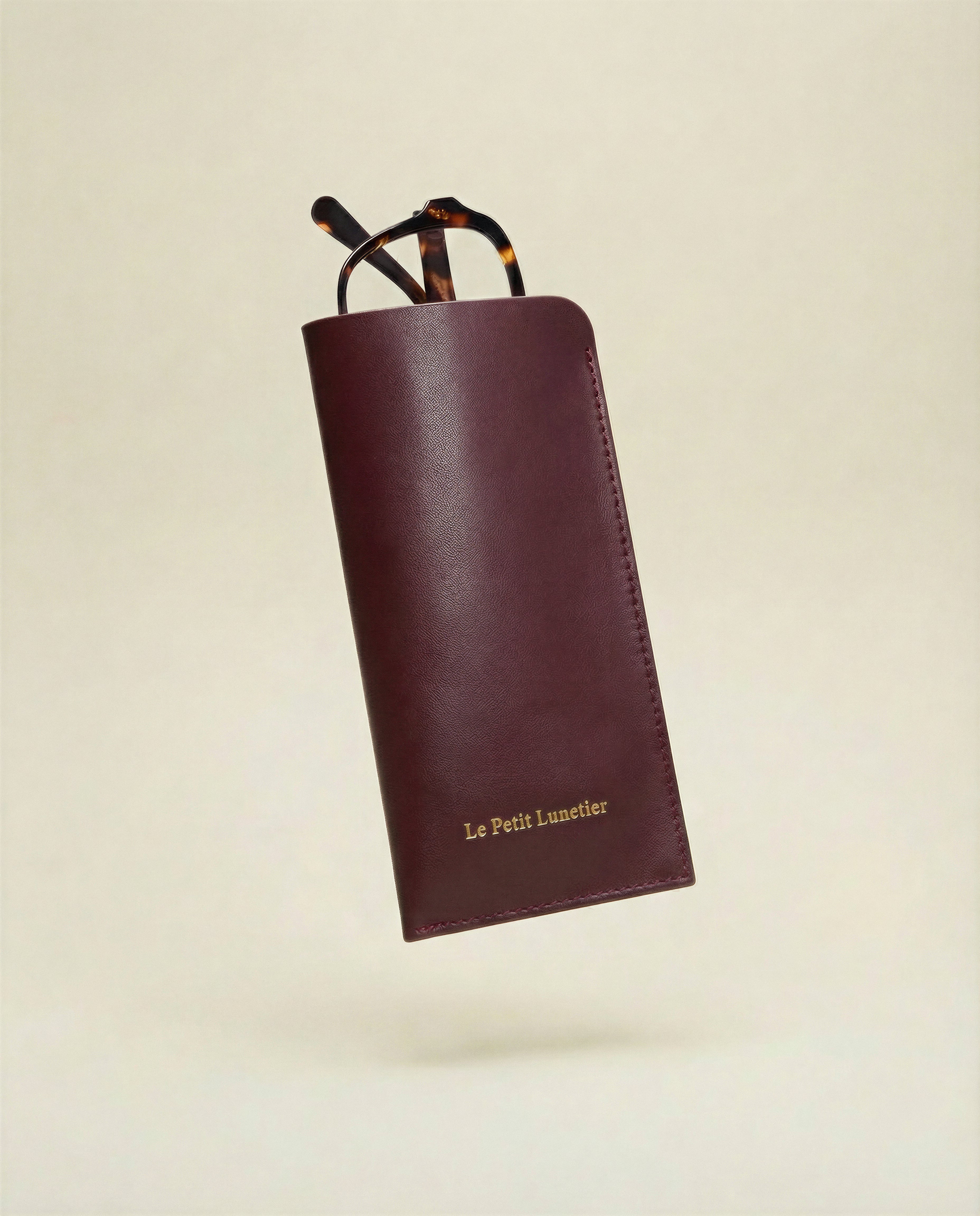 le-petit-lunetier-pochette-bordeaux-en-cuir image 1
