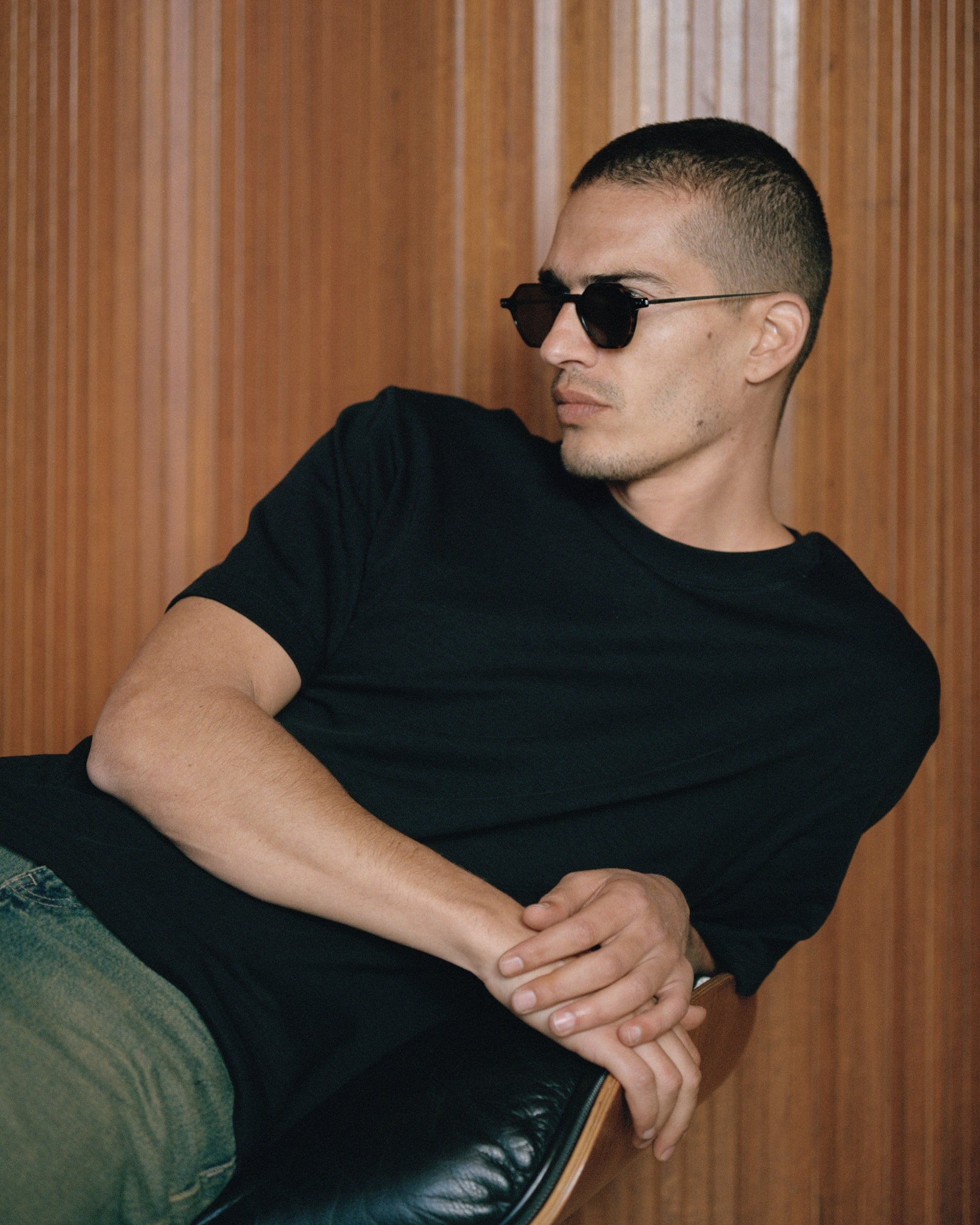 jimmy-fairly-la-aziel-lunettes-de-soleil-hexagonales-titane-caille-fonc-e-homme- image 4