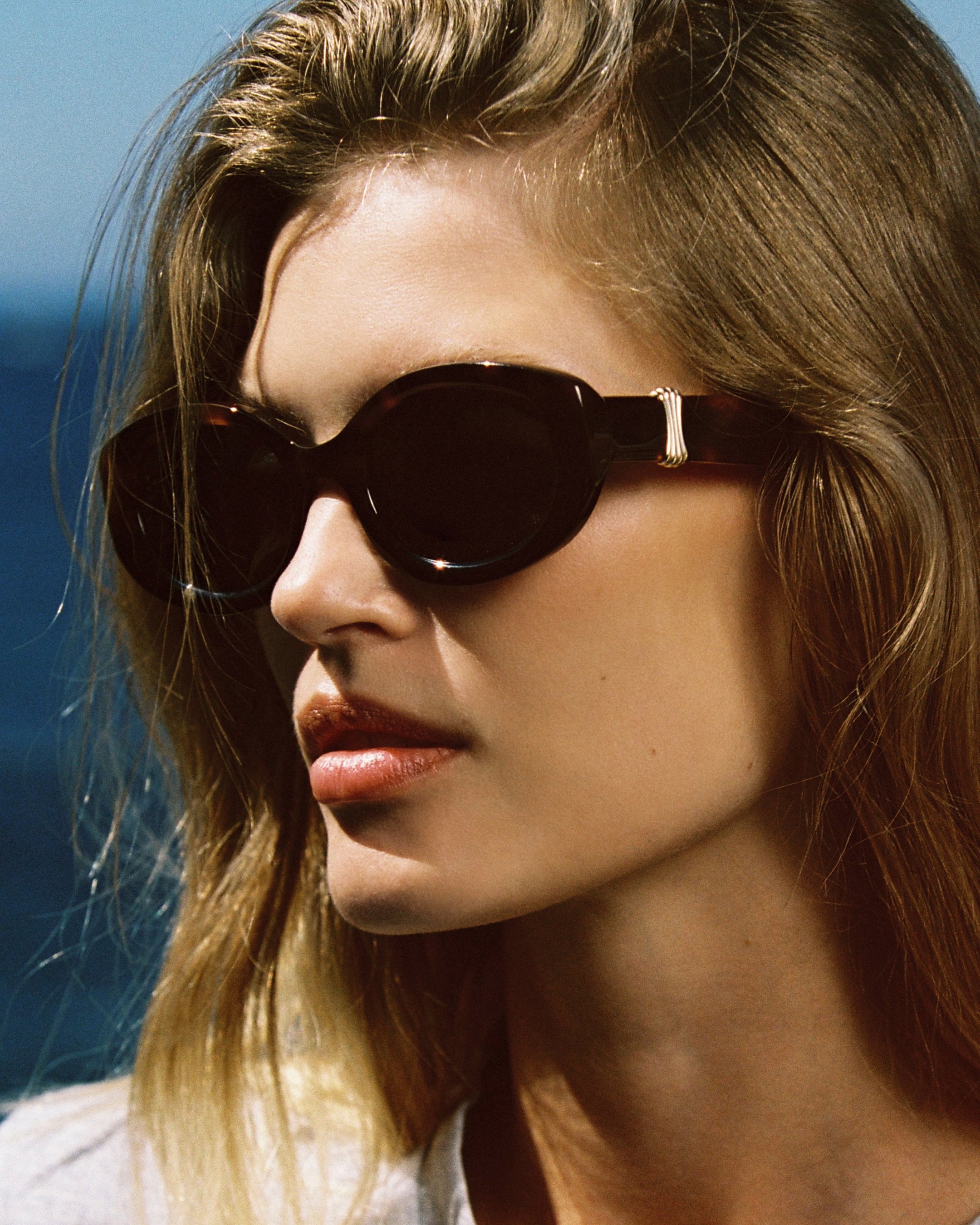 jimmy-fairly-la-sienna-lunettes-de-soleil-ovales-en-ac-tate-noires-m-daillon-dor image 3