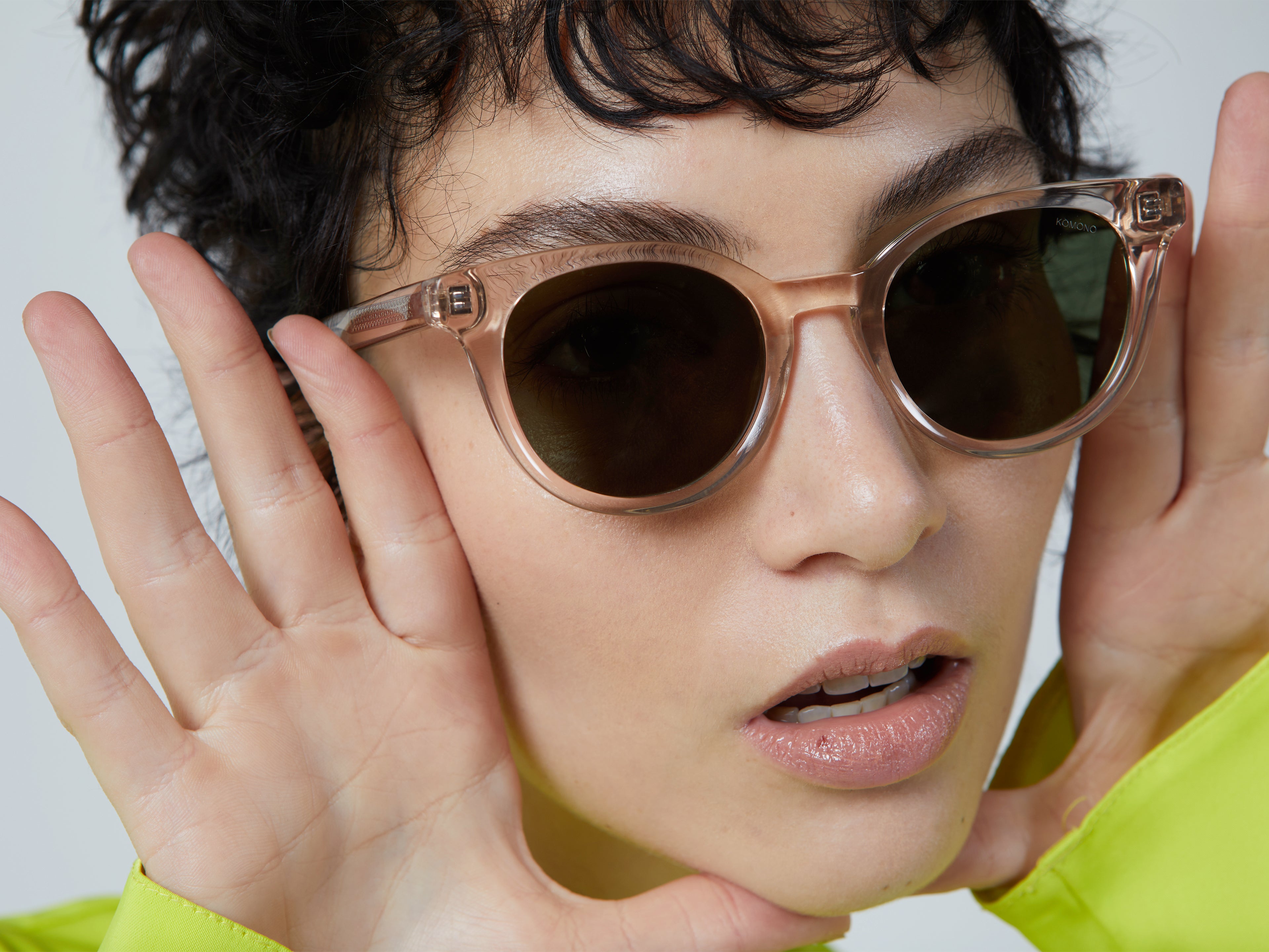 komono-mae-champagne-lunettes-papillon-en-eco-ac-29tate-translucide image 3