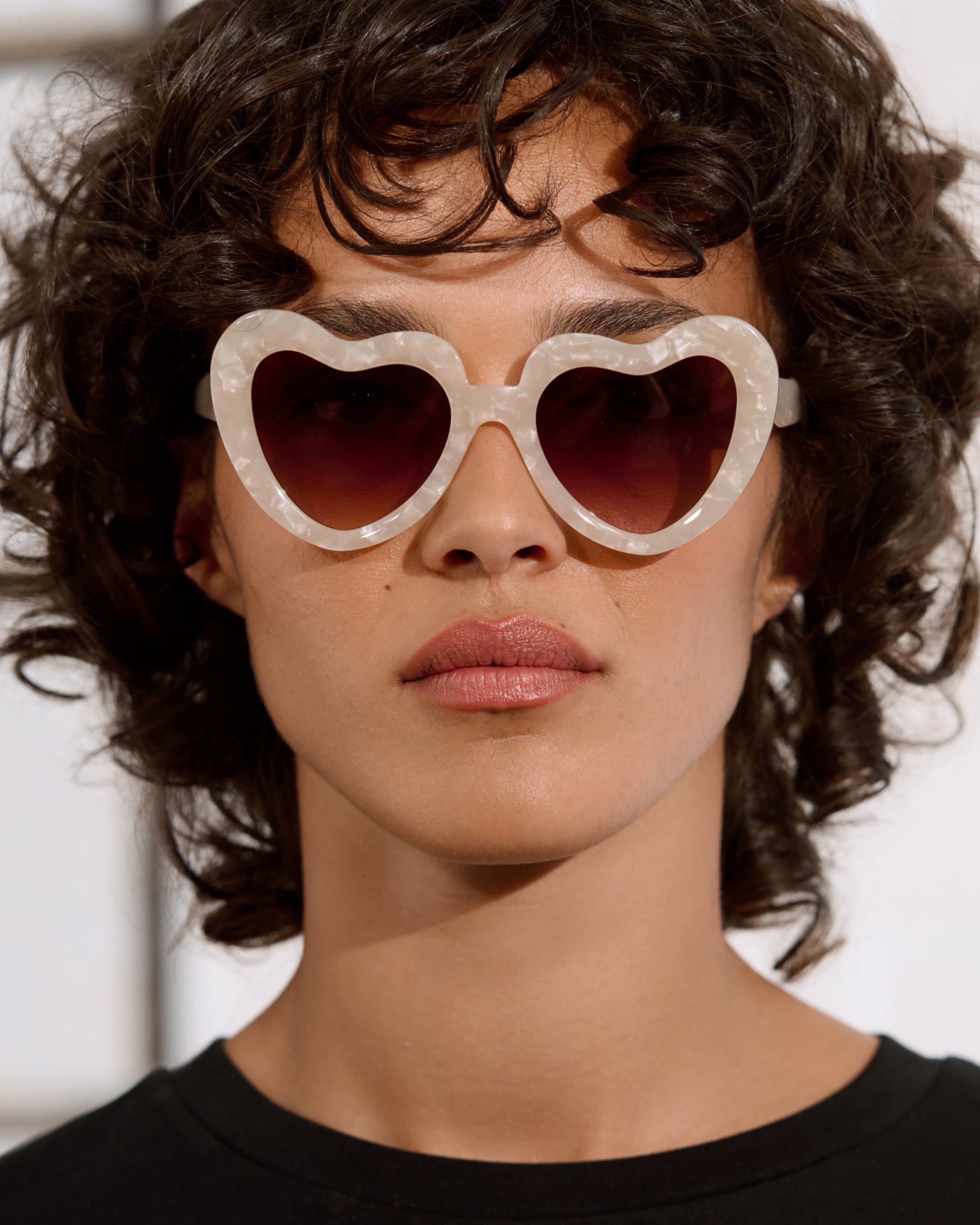 jimmy-fairly-la-coeur-lunettes-de-soleil-coeur-oversize-cr-me-m-femme image 3