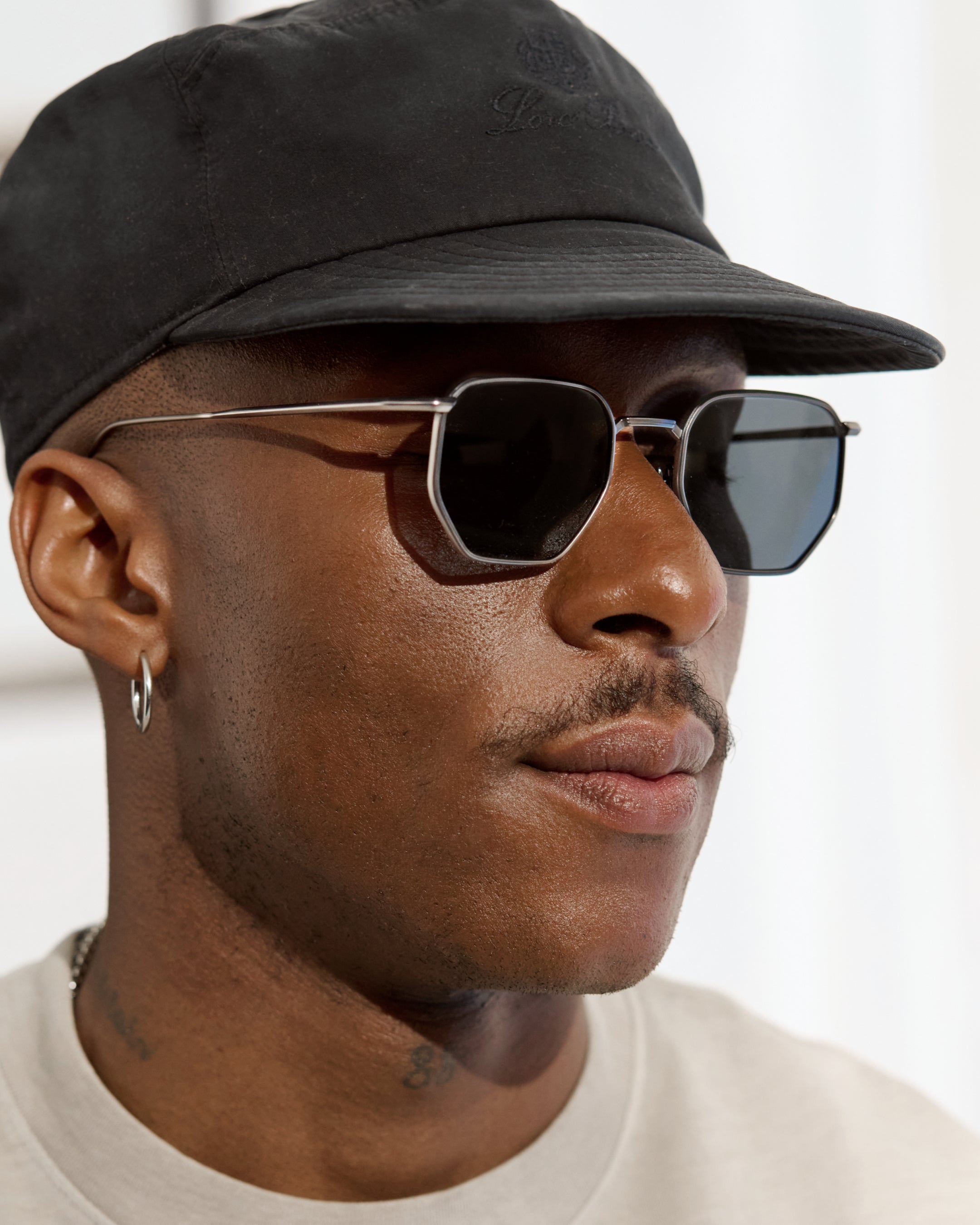 jimmy-fairly-la-isha-lunettes-de-soleil-hexagonales-en-titane-japonais-gunmetal- image 4