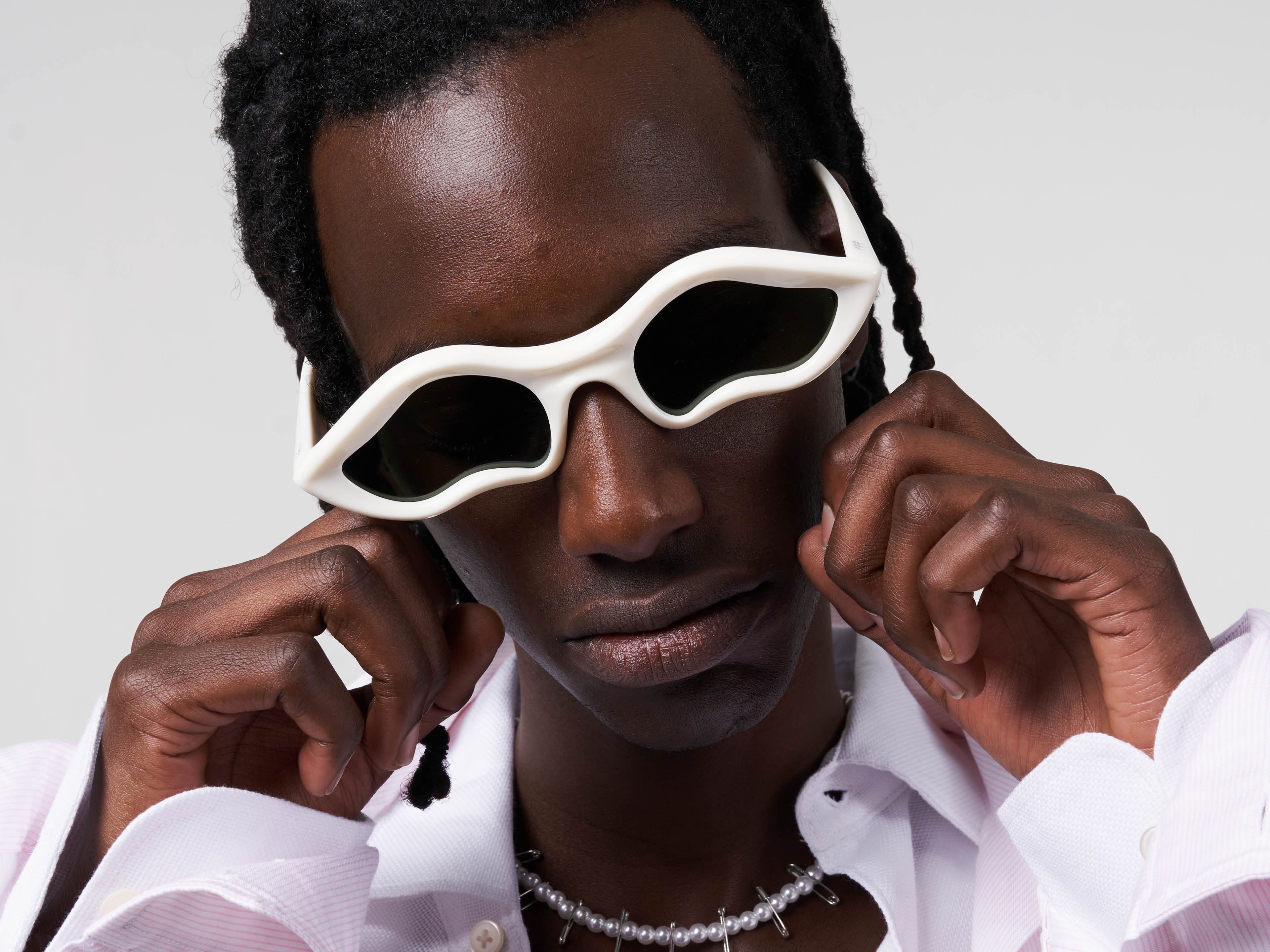 komono-x-byeongho-lee-ivory-lunettes-de-soleil-translucides-next image 4