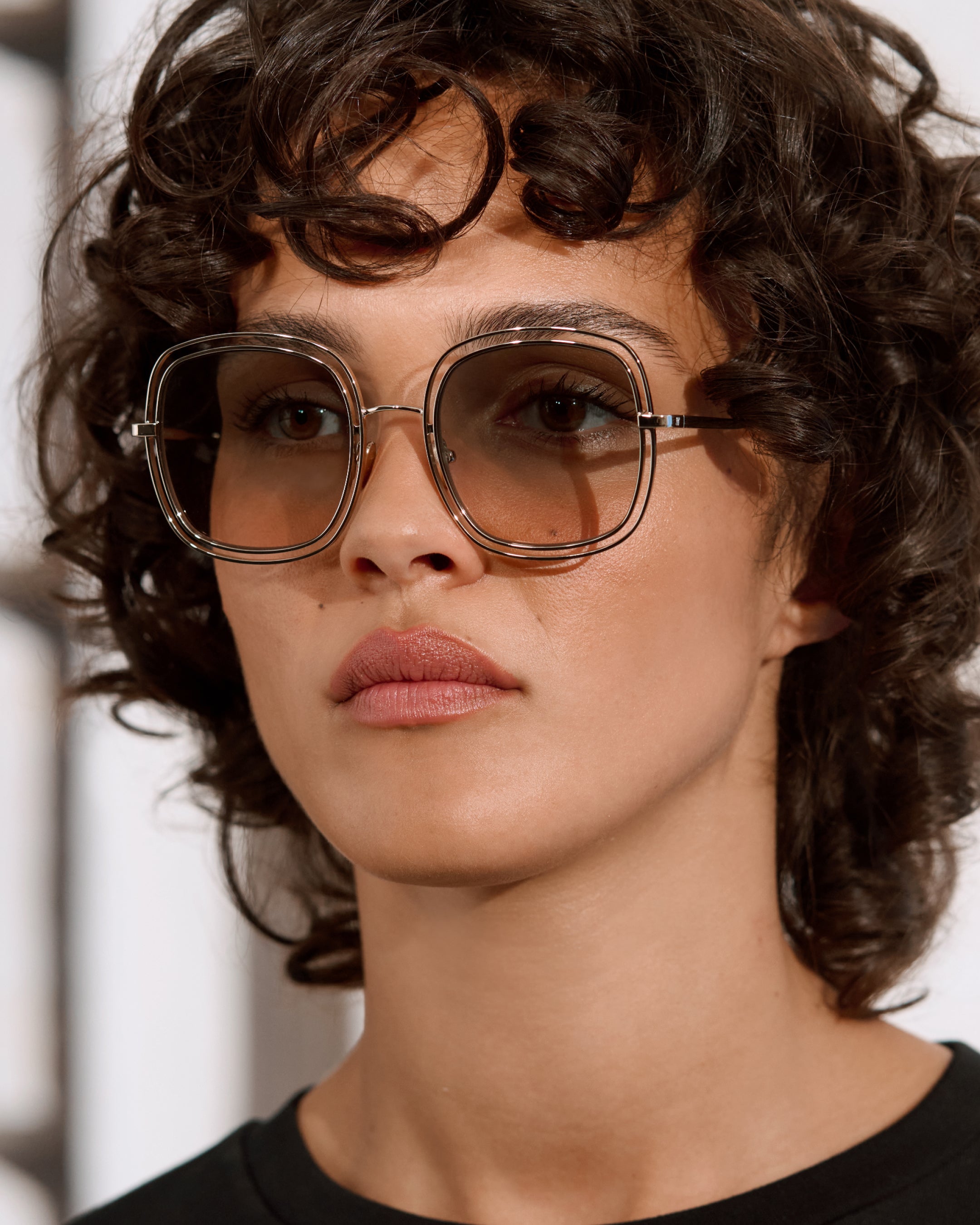 jimmy-fairly-la-ema-lunettes-de-soleil-carr-es-oversize-en-acier-inoxydable-dor- image 4