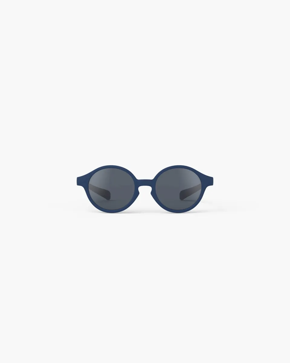 izipizi-baby-d-bleu-denim-polaris-lunettes-de-soleil-enfant-biosourc-es-100-uv image 1