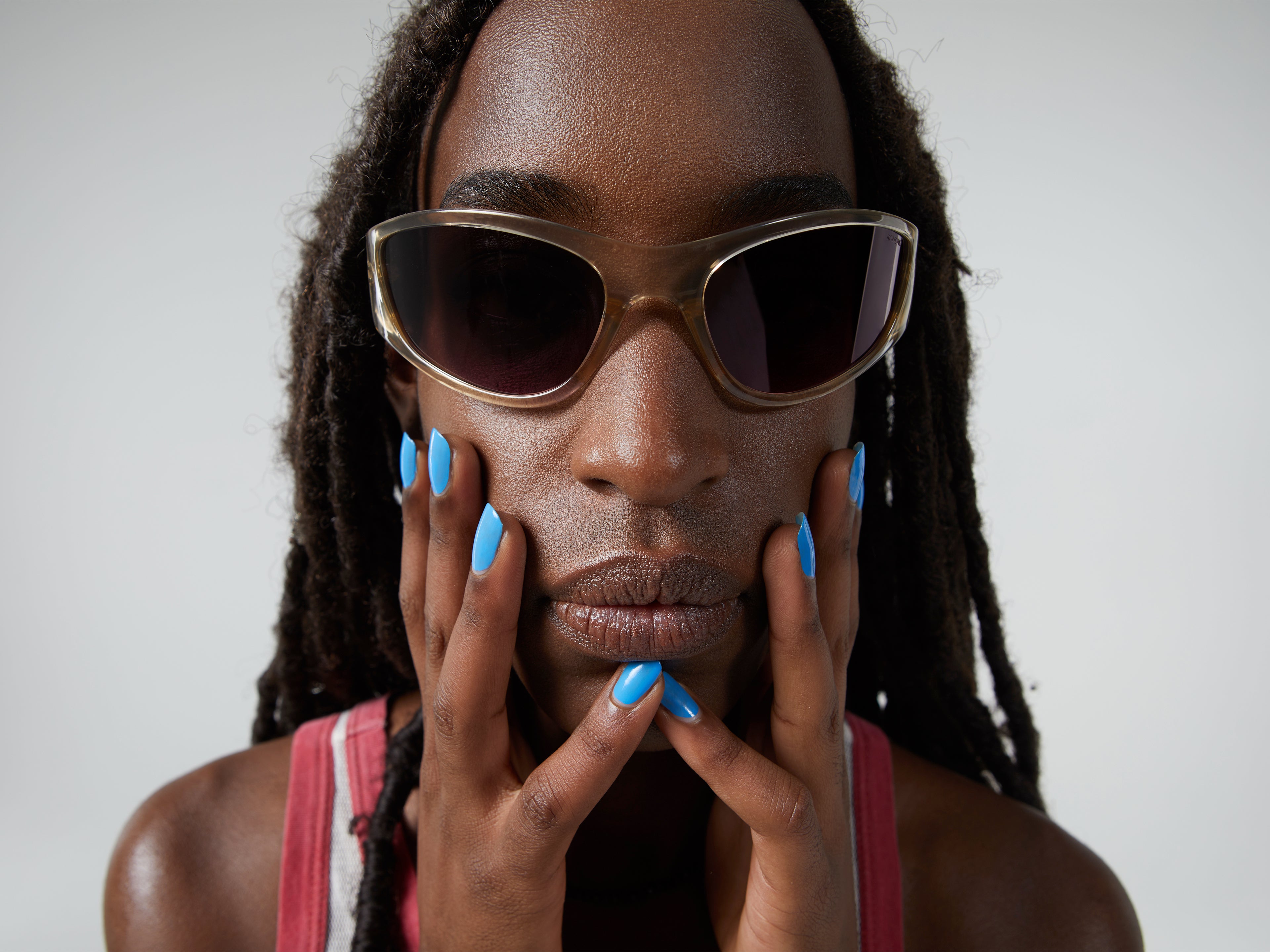 komono-neo-red-sands-lunettes-de-soleil-enveloppantes-il-de-chat-en-bioplastique image 3