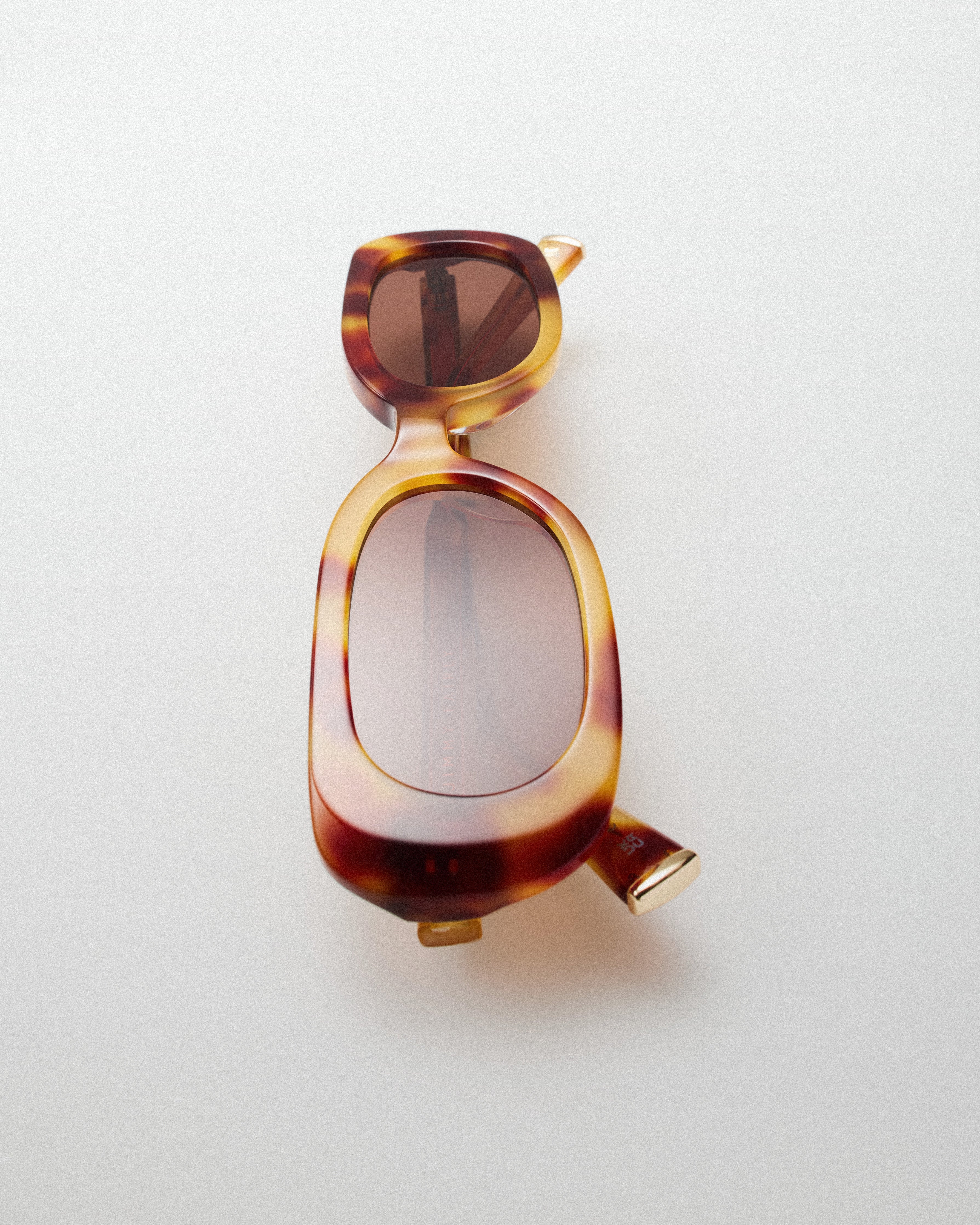 jimmy-fairly-la-yana-lunettes-de-soleil-rectangulaires-caille-claire-style-90s image 2
