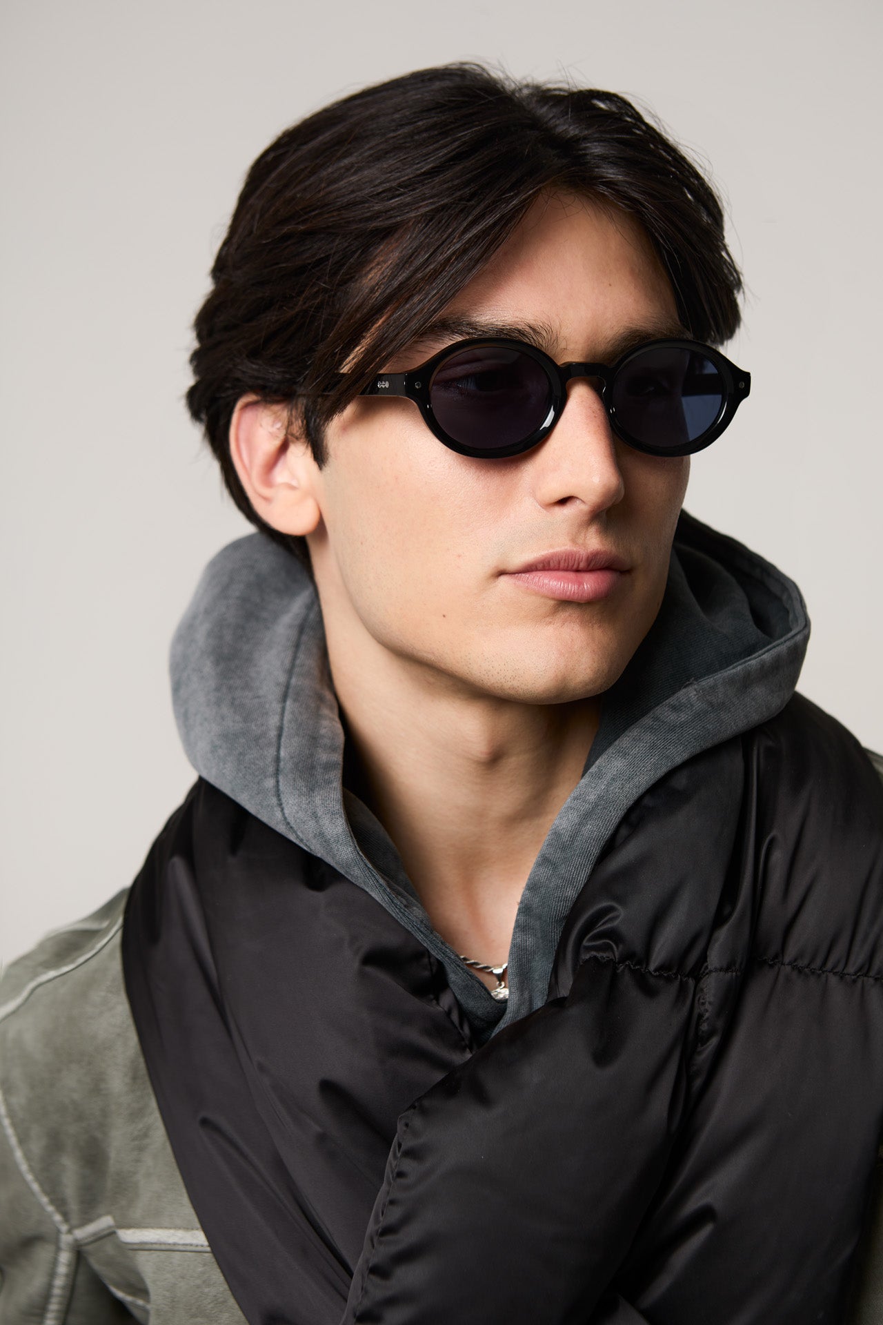 komono-jace-black-lunettes-de-soleil-ovales-polaris-es-en-ac-tate-recycl image 5