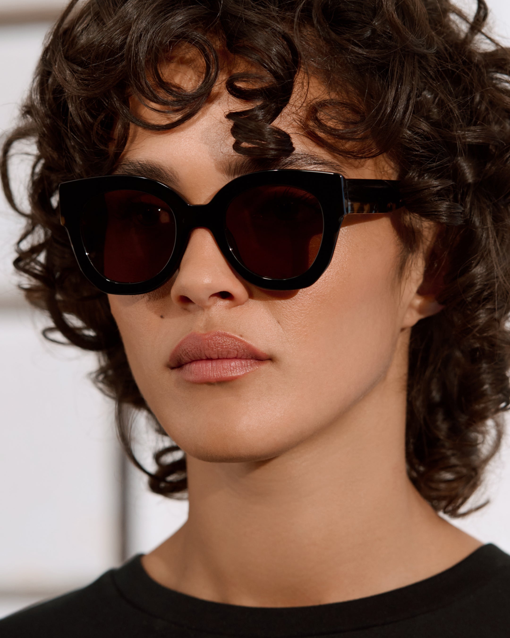 jimmy-fairly-la-swirl-lunettes-de-soleil-papillon-noires-en-ac-tate-pour-femme image 4