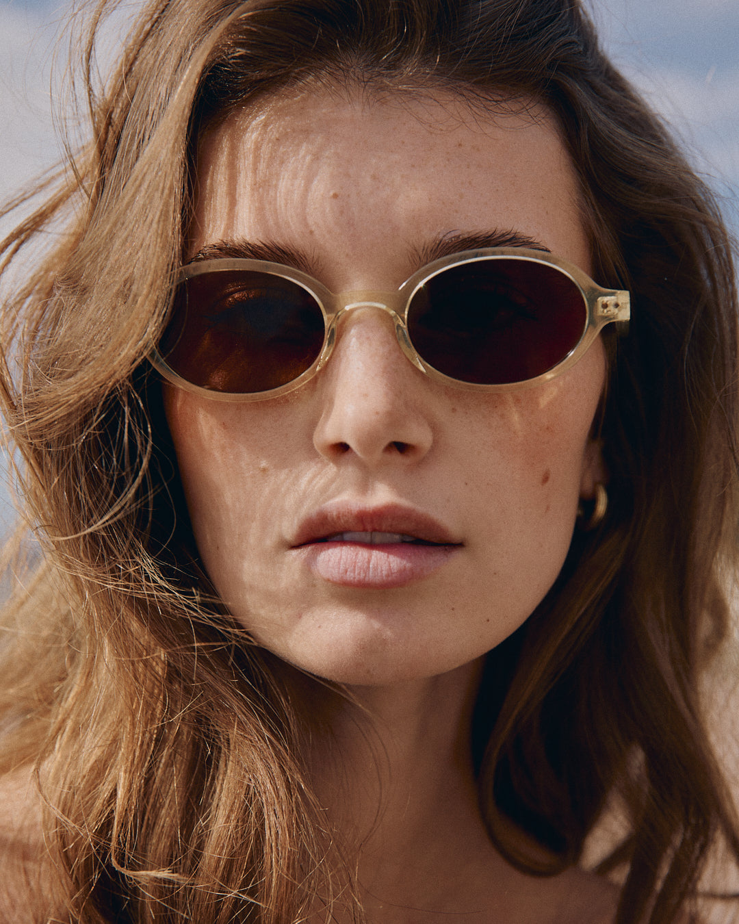 jimmy-fairly-la-elvie-lunettes-de-soleil-ovales-en-ac-tate-de-cellulose-verres-c image 2