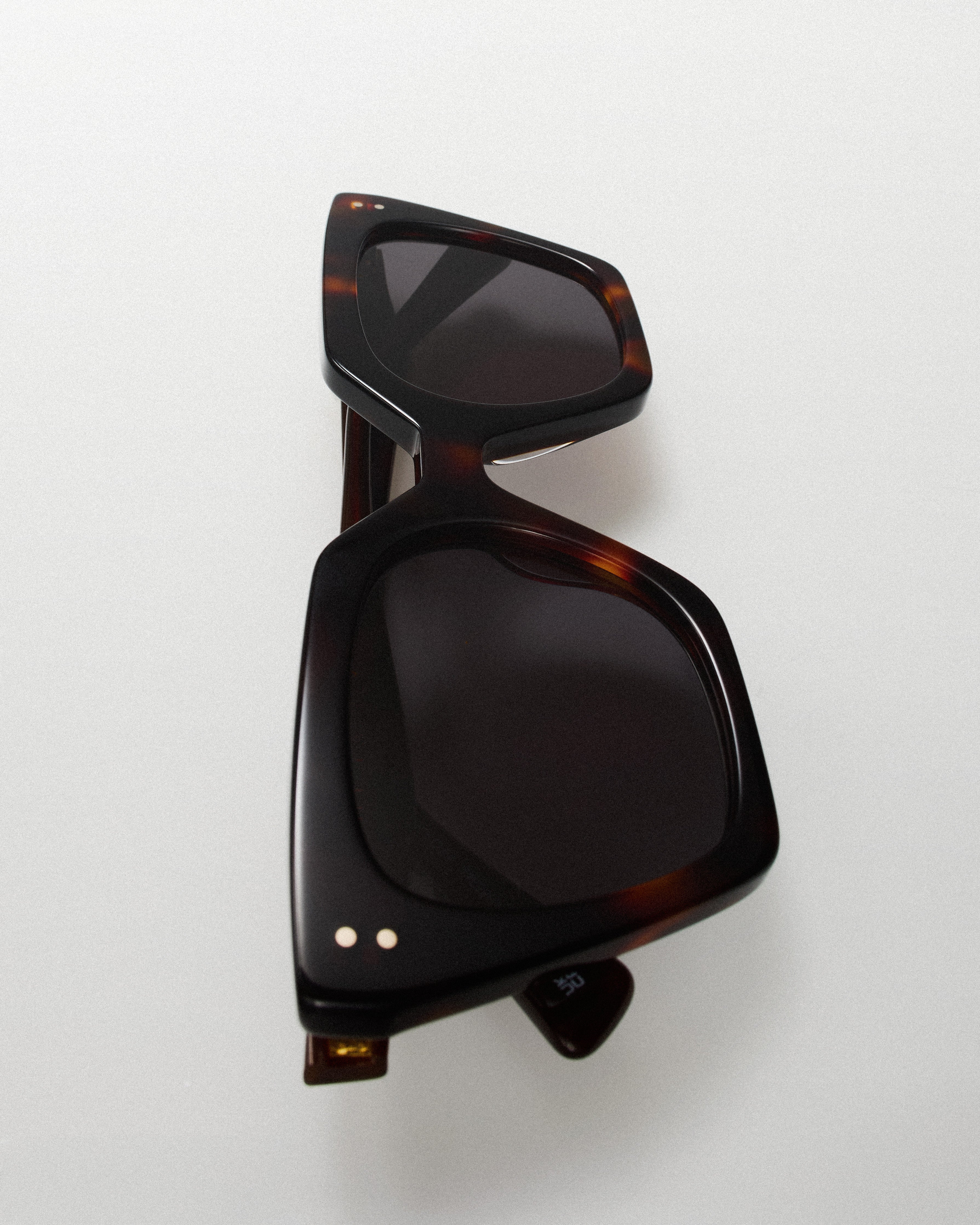 jimmy-fairly-la-barceloneta-lunettes-de-soleil-papillon-caille-fonc-e-en-ac-tate image 5