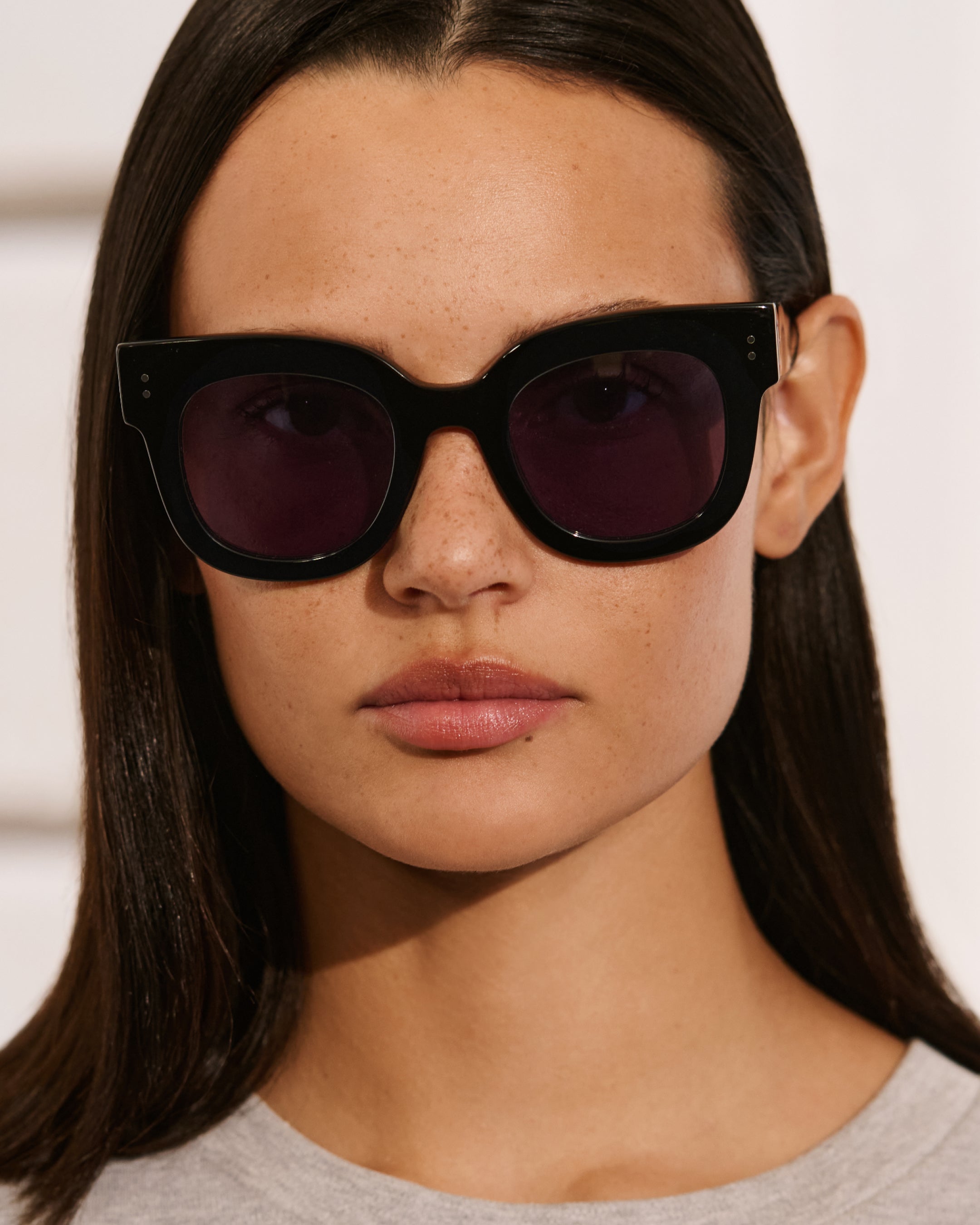 jimmy-fairly-la-maya-lunettes-de-soleil-papillon-oversize-noires-pour-femme image 3