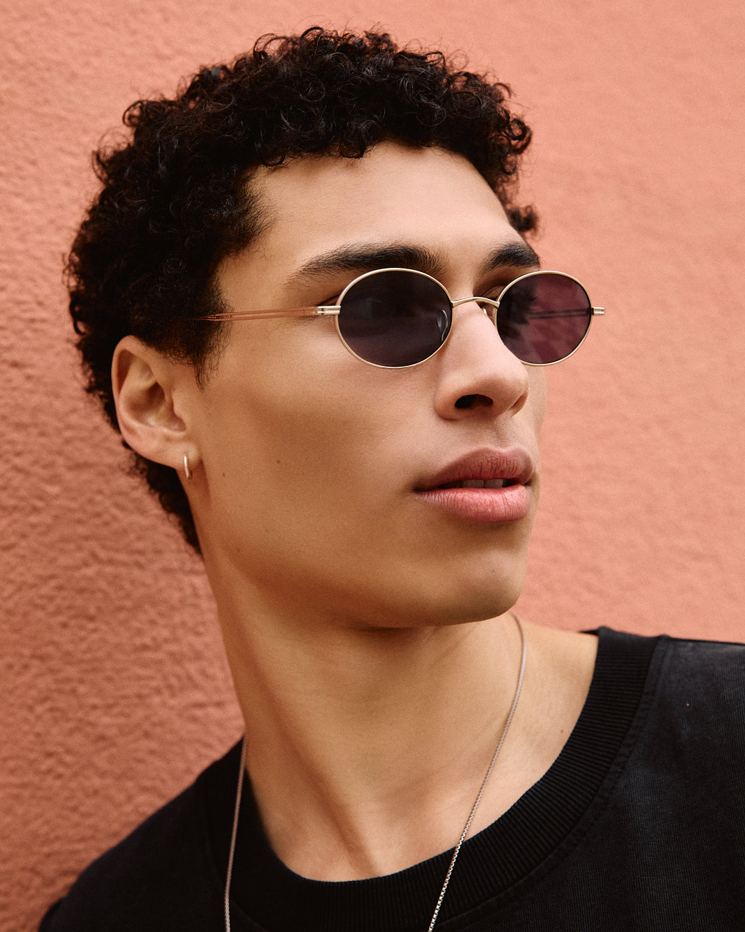 jimmy-fairly-la-elvie-lunettes-de-soleil-ovale-titane-dor-homme image 2