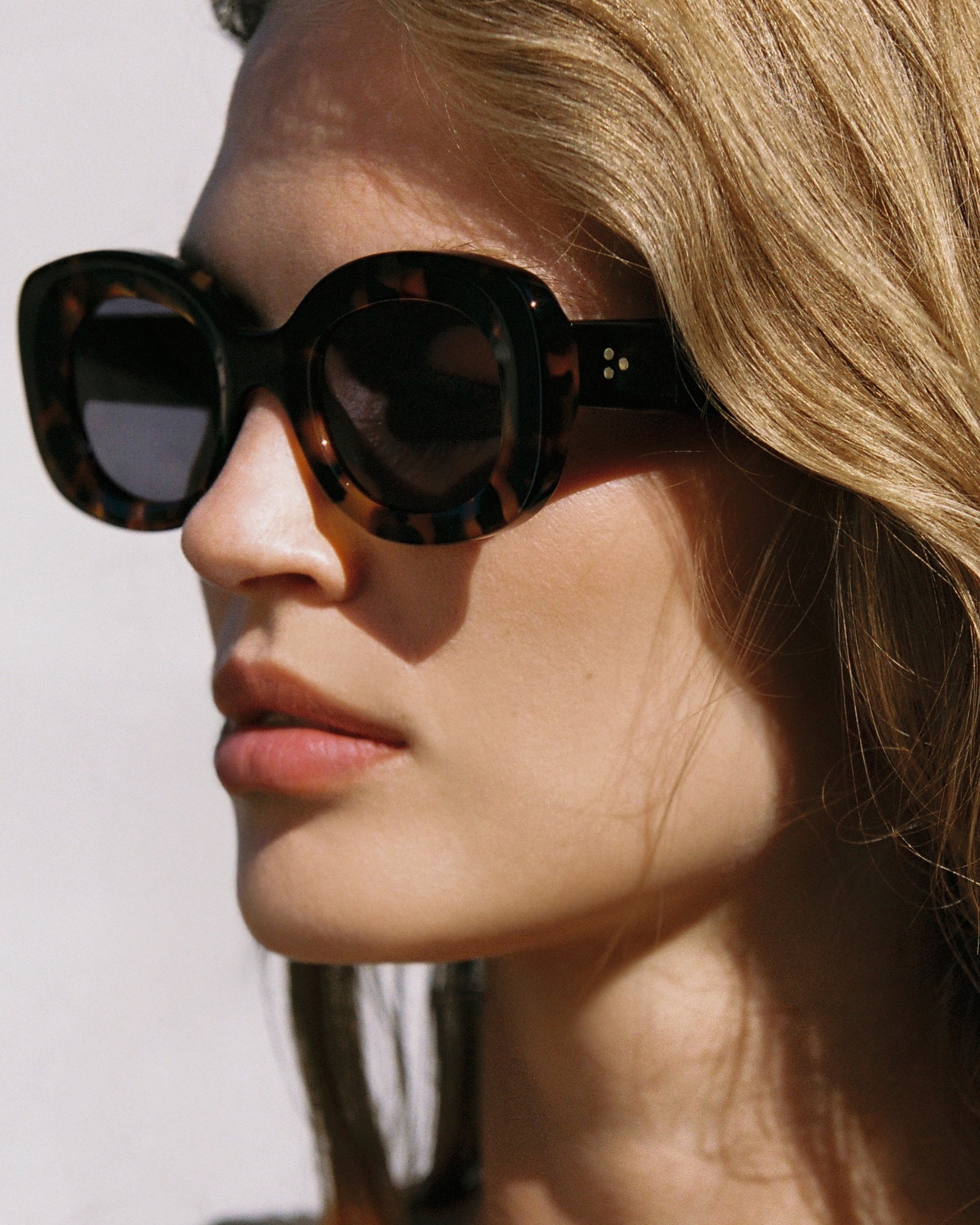 jimmy-fairly-la-cinnamon-lunettes-de-soleil-ovales-femme-caille-fonc-e image 4