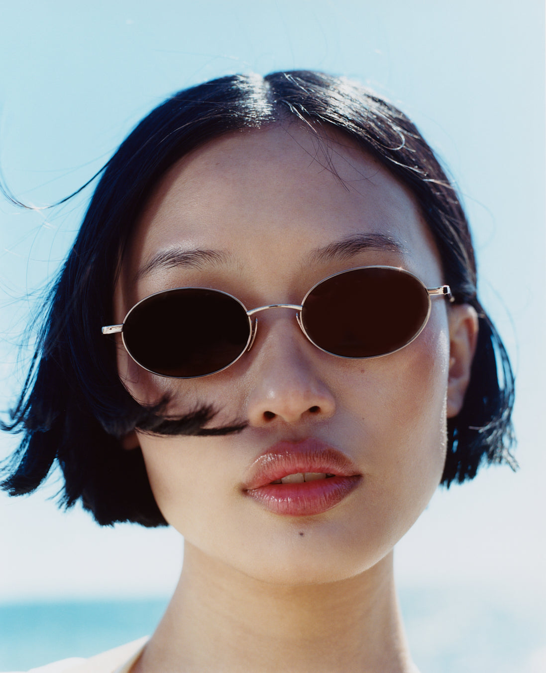 jimmy-fairly-la-elvie-lunettes-de-soleil-ovales-en-acier-inoxydable-dor-cat-gori image 2