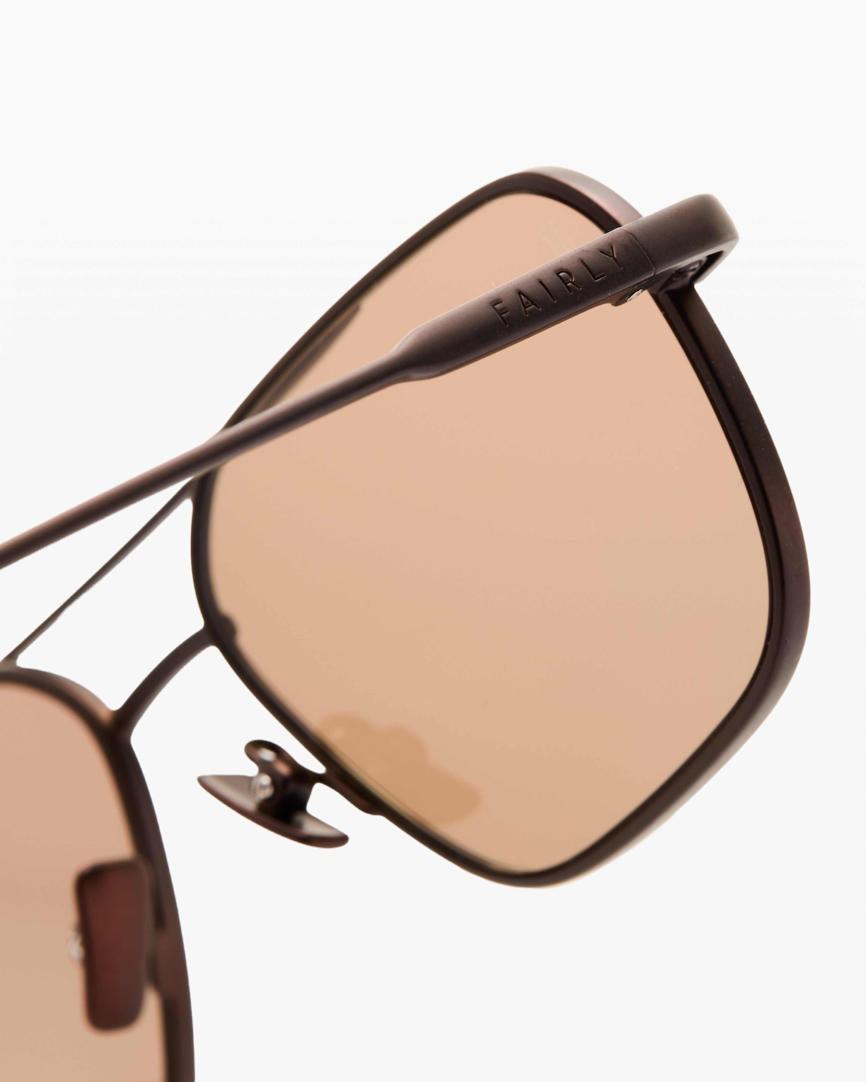 jimmy-fairly-la-ollie-lunettes-de-soleil-aviateur-en-acier-inoxydable-marron-ver image 3
