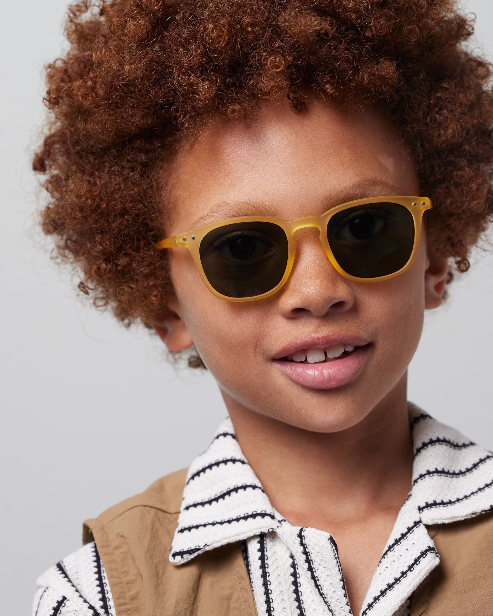 izipizi-junior-sun-e-yellow-honey-lunettes-de-soleil-enfant-100-uv image 6