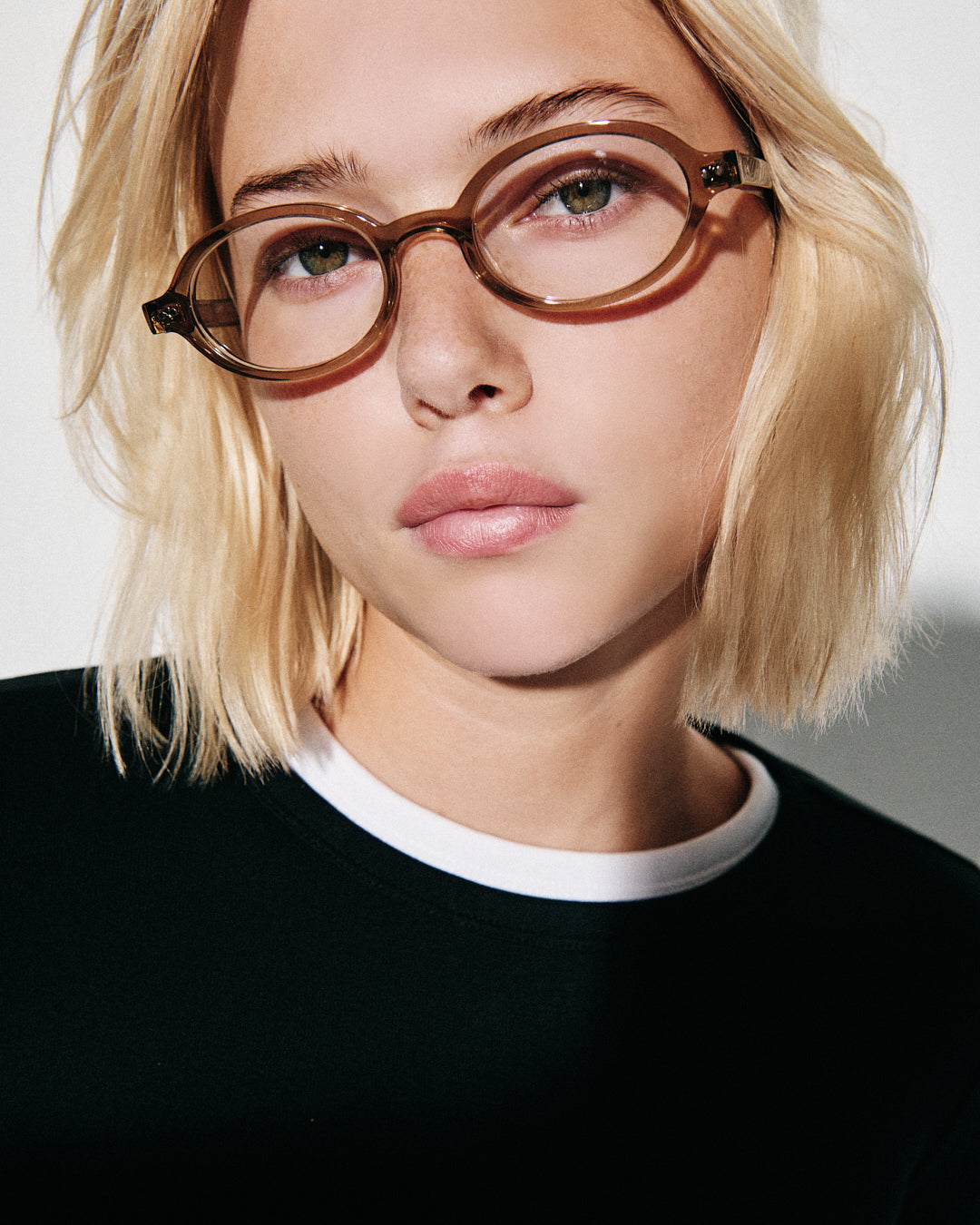jimmy-fairly-la-elvie-lunettes-de-vue-ovales-marron-cr-me-medium image 2