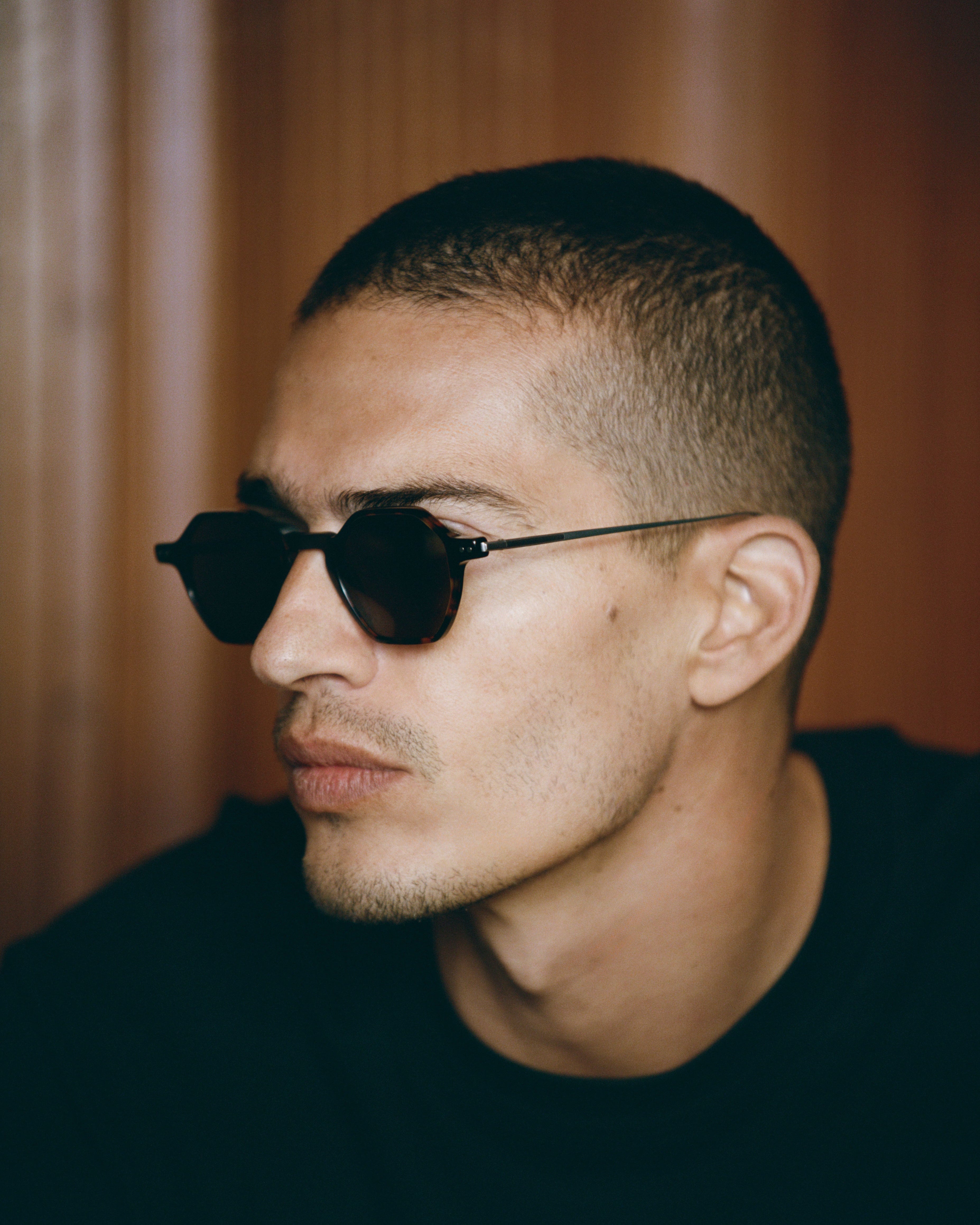 jimmy-fairly-la-aziel-lunettes-de-soleil-hexagonales-titane-caille-fonc-e-homme- image 2