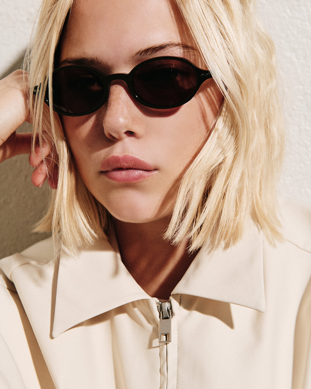 jimmy-fairly-la-elvie-slim-lunettes-de-soleil-ovales-slim-en-ac-tate-brun-style- image 2
